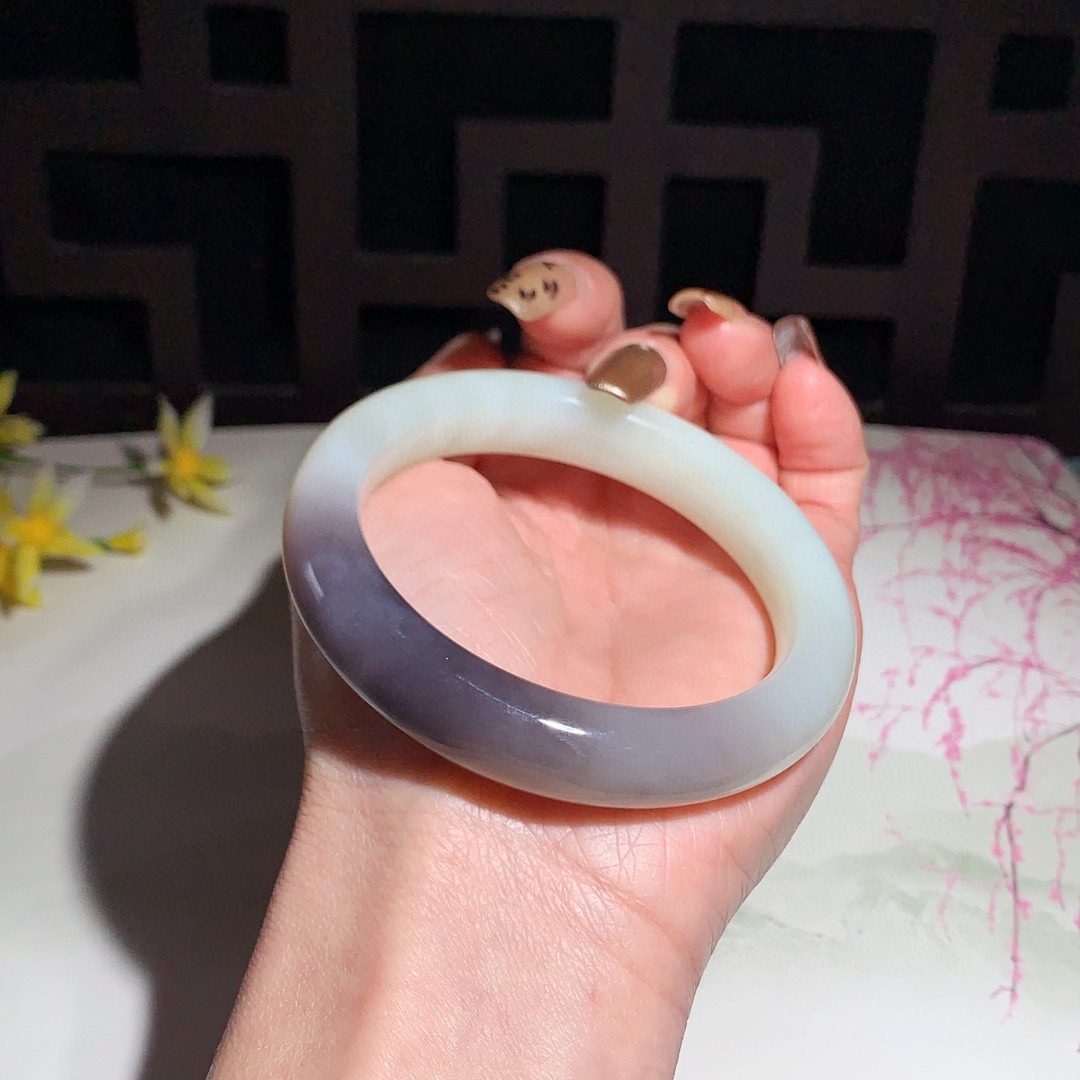 和田玉57圈口紫罗兰色手镯！玉质细腻油润 底色纯净 无裂无杂 脂粉好，品质高。