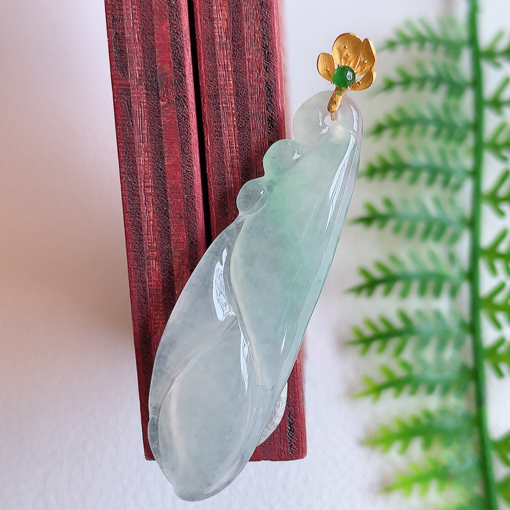 18k金扣冰润莲花翡翠挂件，寓意“祥和，安宁，吉祥，幸福”佛意本悠远，莲花更清幽。意境优美，莹润通透   W142.5 尺寸：36-11-4mm