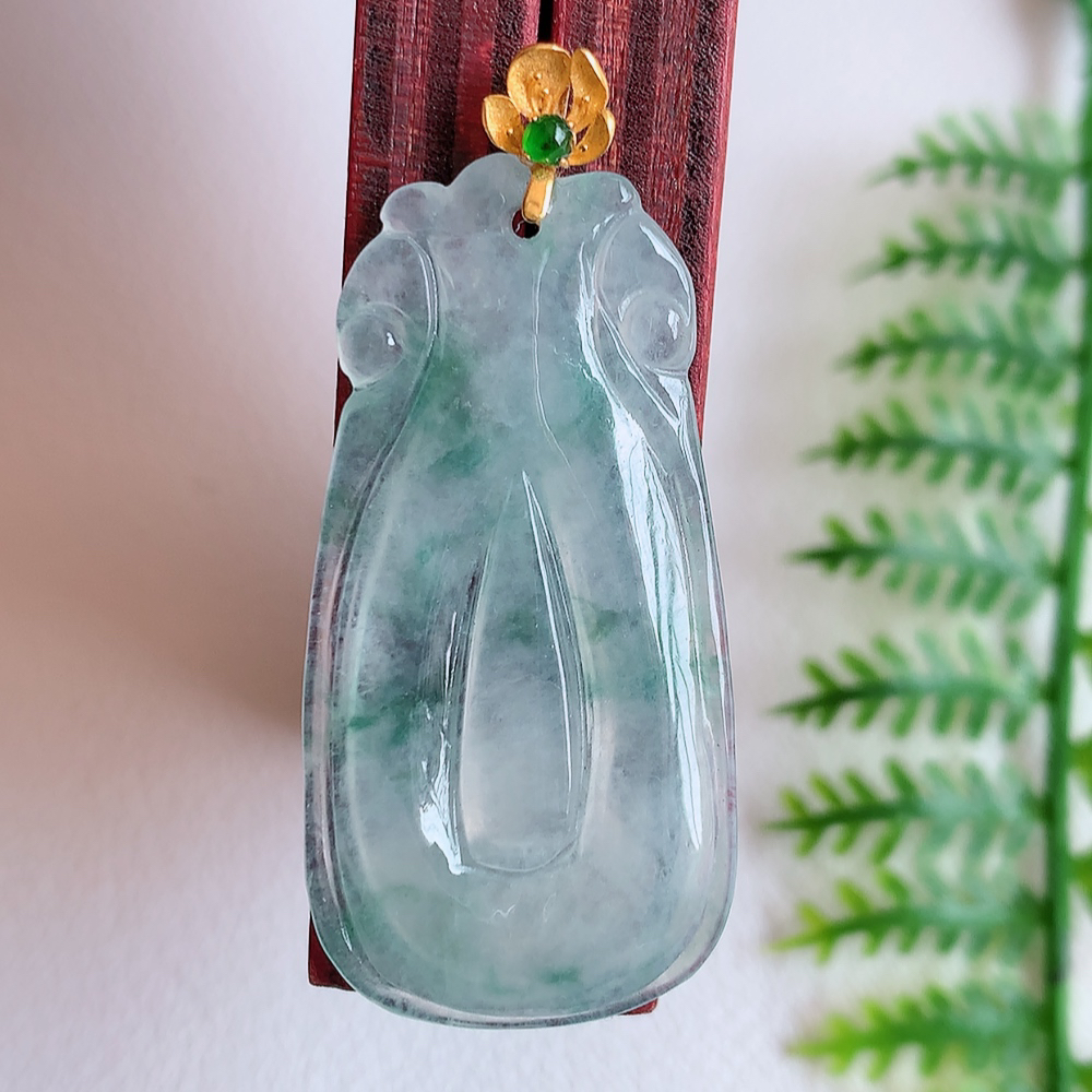 18k金扣冰润福贝翡翠吊坠，寓意“辈辈有福，财源广进”水足莹润。通体清新通透，佩戴效果优雅迷人，W1