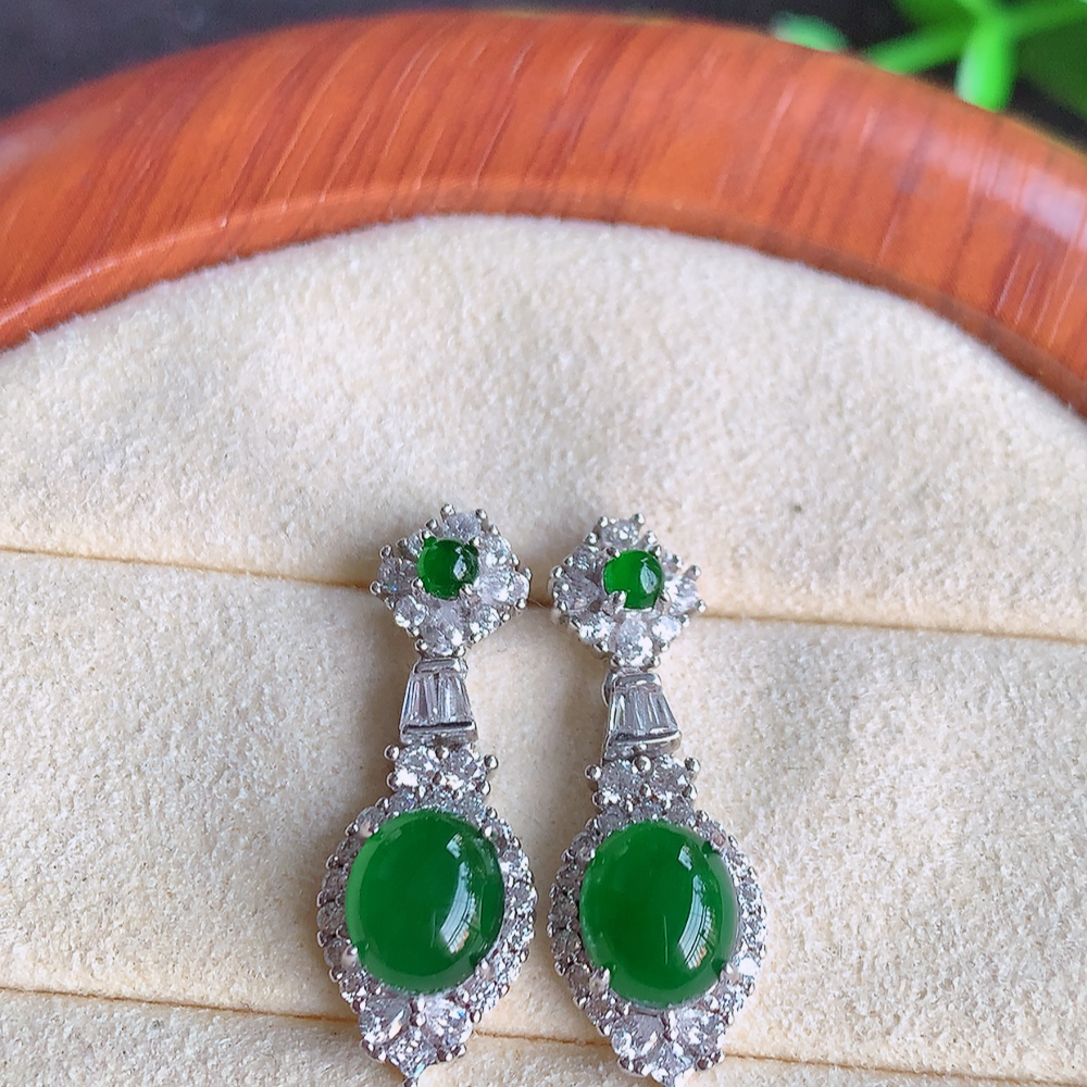 冰透满绿翡翠925银镶嵌蛋面耳钉，自然光实拍，翠色灵动，颜色漂亮，种老水足，品相佳，佩戴佳品！W502.5  取一尺寸：24-8.5-5.8mm  裸石尺寸：7-6mm