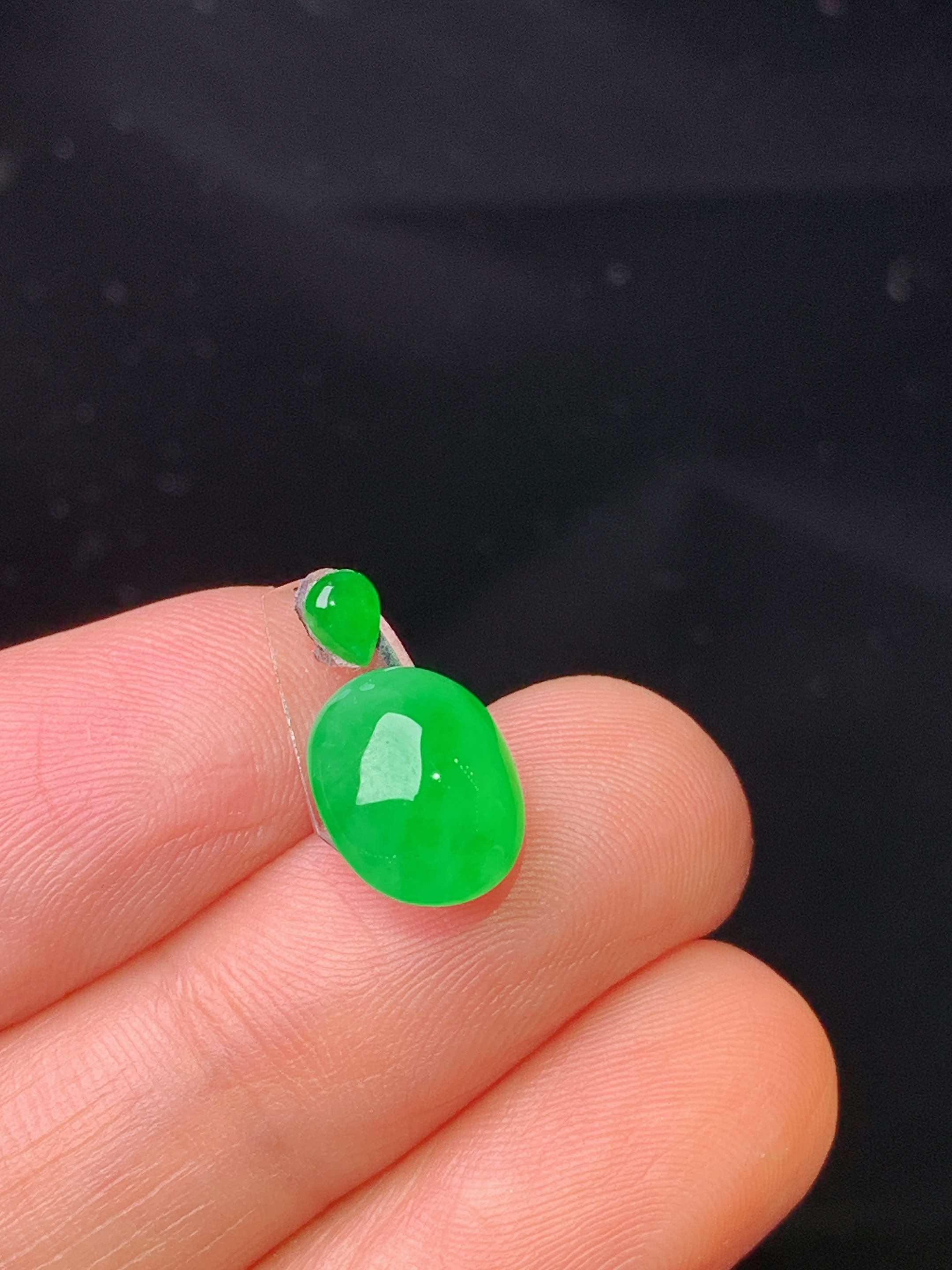 镶嵌款 满绿蛋面吊坠 玉质细腻 色泽艳丽清新 整体尺寸10*8*5.2