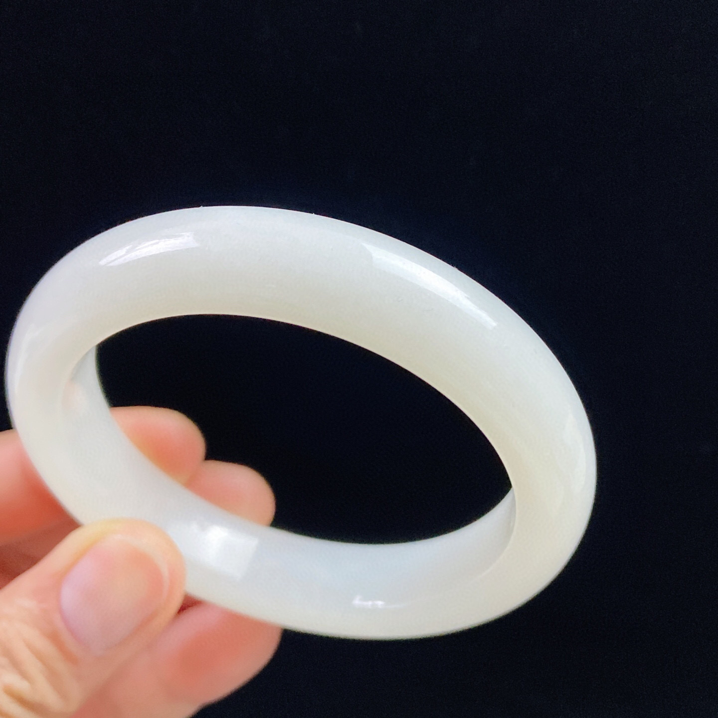 57圈口和田玉白玉手镯，镯型古朴典雅。在诗情画意的雨巷相遇，你是我腕间的一抹风情，有你眸有深情.清风