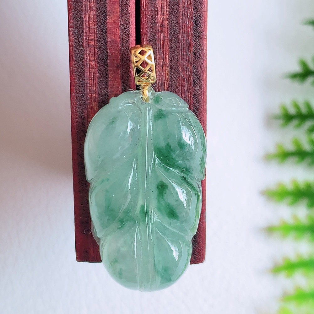 18k金扣冰润飘花金枝玉叶翡翠吊坠  老种起胶感  飘花灵动  寓意“金枝玉叶，大业有成，一夜成名”  饱满大气，水润通透。W142.5 尺寸：22-12.8-5.3mm
