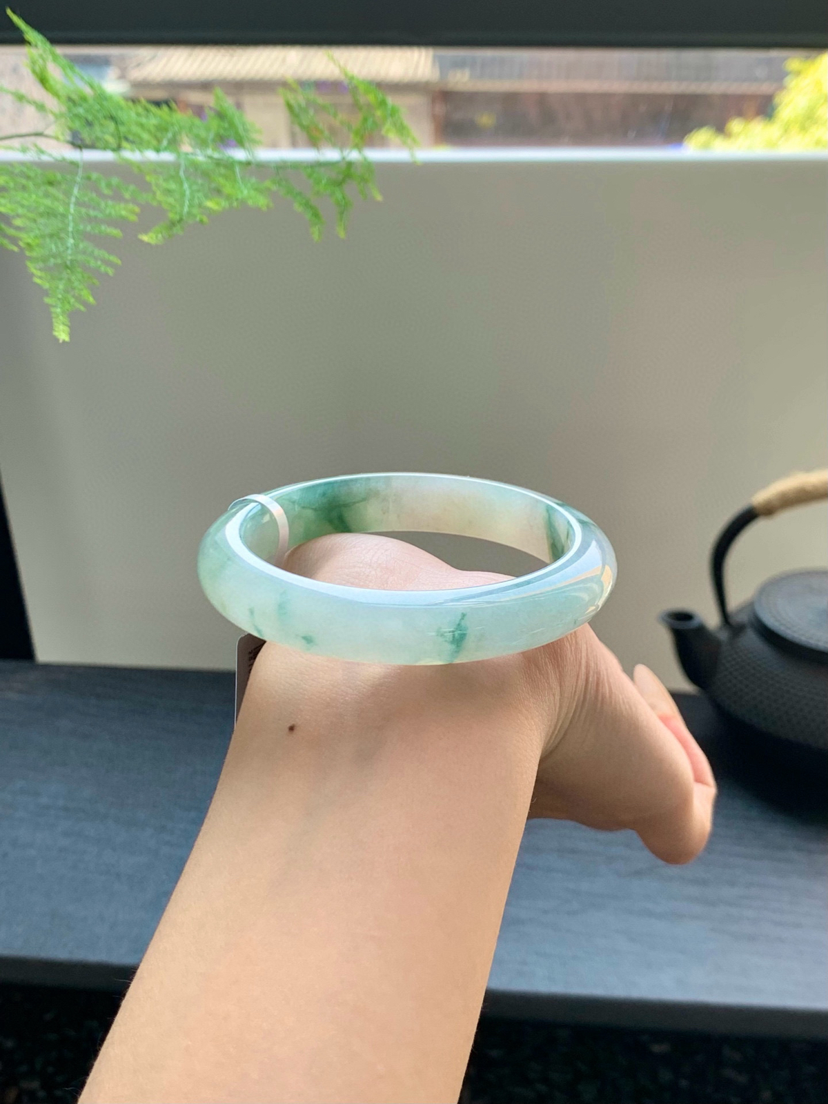 【冰飘花手镯】
精致而优雅，宛如绿叶般翠绿细腻，展现着大自然的生命力和美丽️
【尺寸】57-11.8-8mm