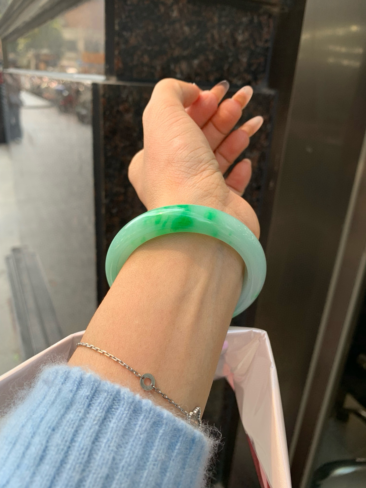 白底青阳绿正圈
53-8.3-11.3
打灯细纹，底妆水润，干净细腻，简约却充满灵气，几抹阳绿花色点缀，清新如芽，宛若自然的画卷凝结于腕间，静中带动，韵味悠长