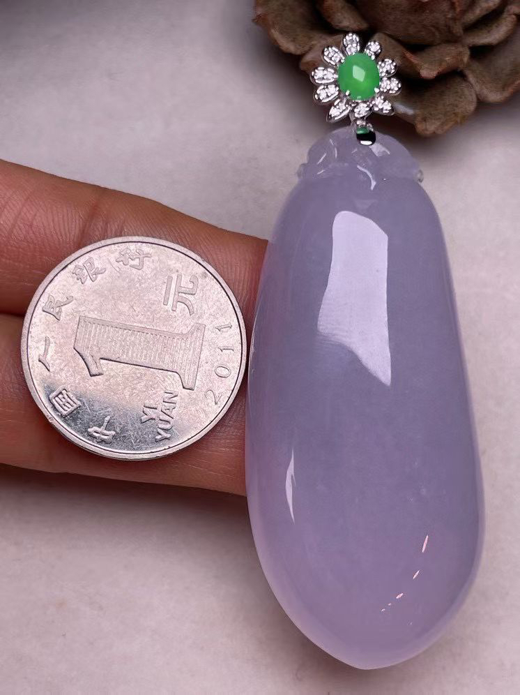 冰糯种紫罗兰福瓜吊坠，真金真钻镶嵌，种水好，玉质细腻 .裸石尺寸 60.7*26.0