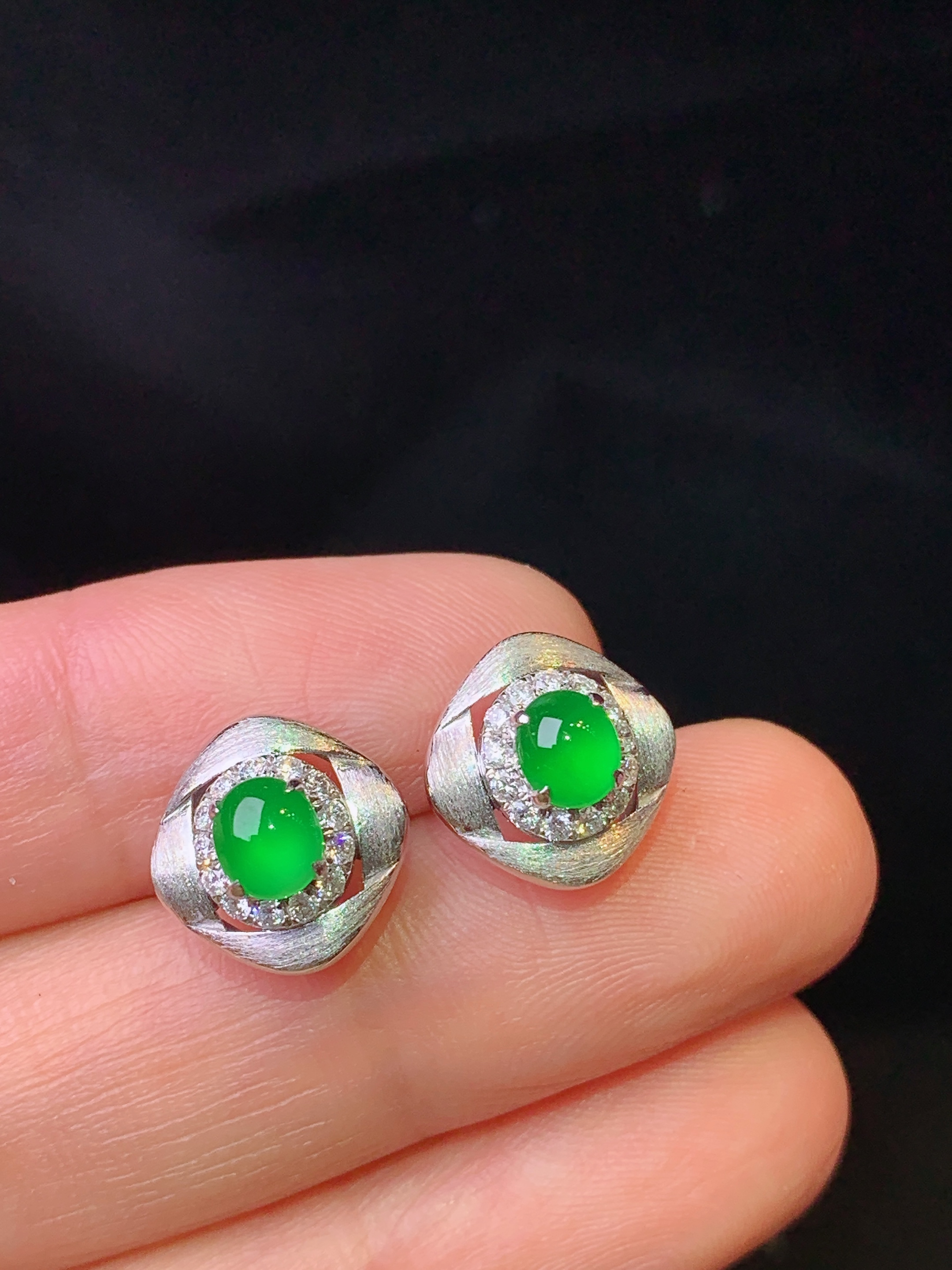 18k金钻镶嵌满绿蛋面耳钉 玉质细腻 色泽艳丽清新 整体尺寸11*6.3