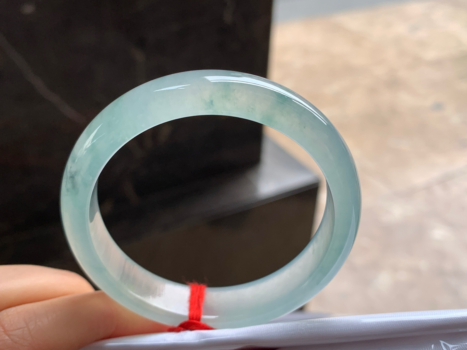 53.5-12.8-6.8

冰蓝花手镯^_^透亮