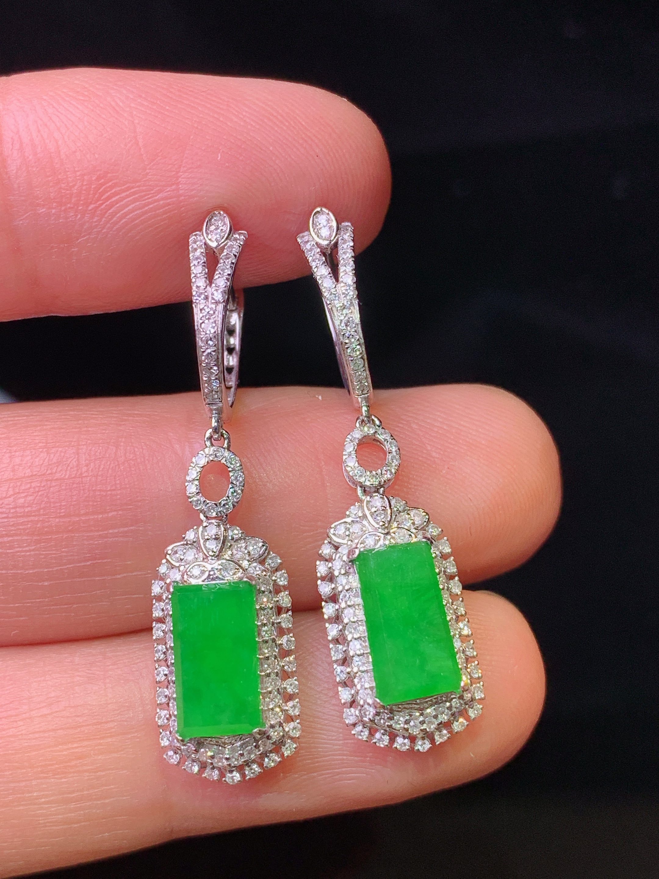 18k金钻镶嵌满绿无事牌耳坠 玉质细腻 色泽艳丽清新 整体尺寸31.6*8.3*6.3