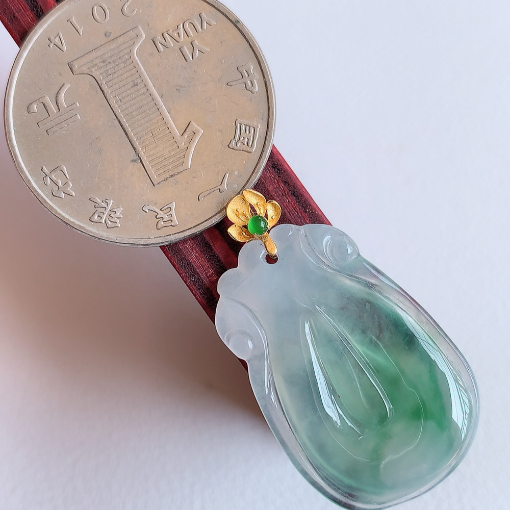 18k金扣冰飘花福贝翡翠吊坠，寓意“辈辈有福，财源广进”水足莹润。通体清新通透，佩戴效果优雅迷人，W142.5  尺寸：26-18-3.2mm