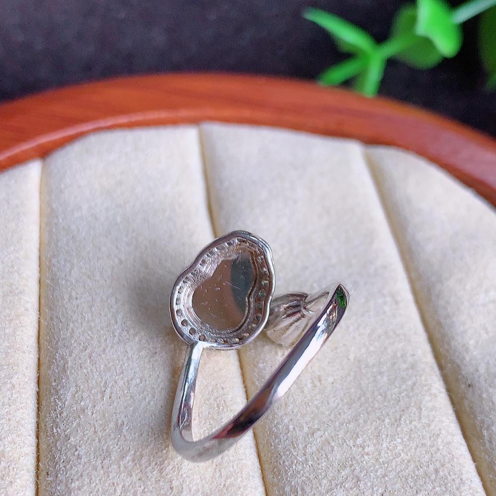 冰润满绿精美翡翠葫芦戒指  玉质细腻  冰清玉润  飘花灵动  颜色漂亮  W815.5 内径尺寸：16mm  裸石尺寸：9-6mm