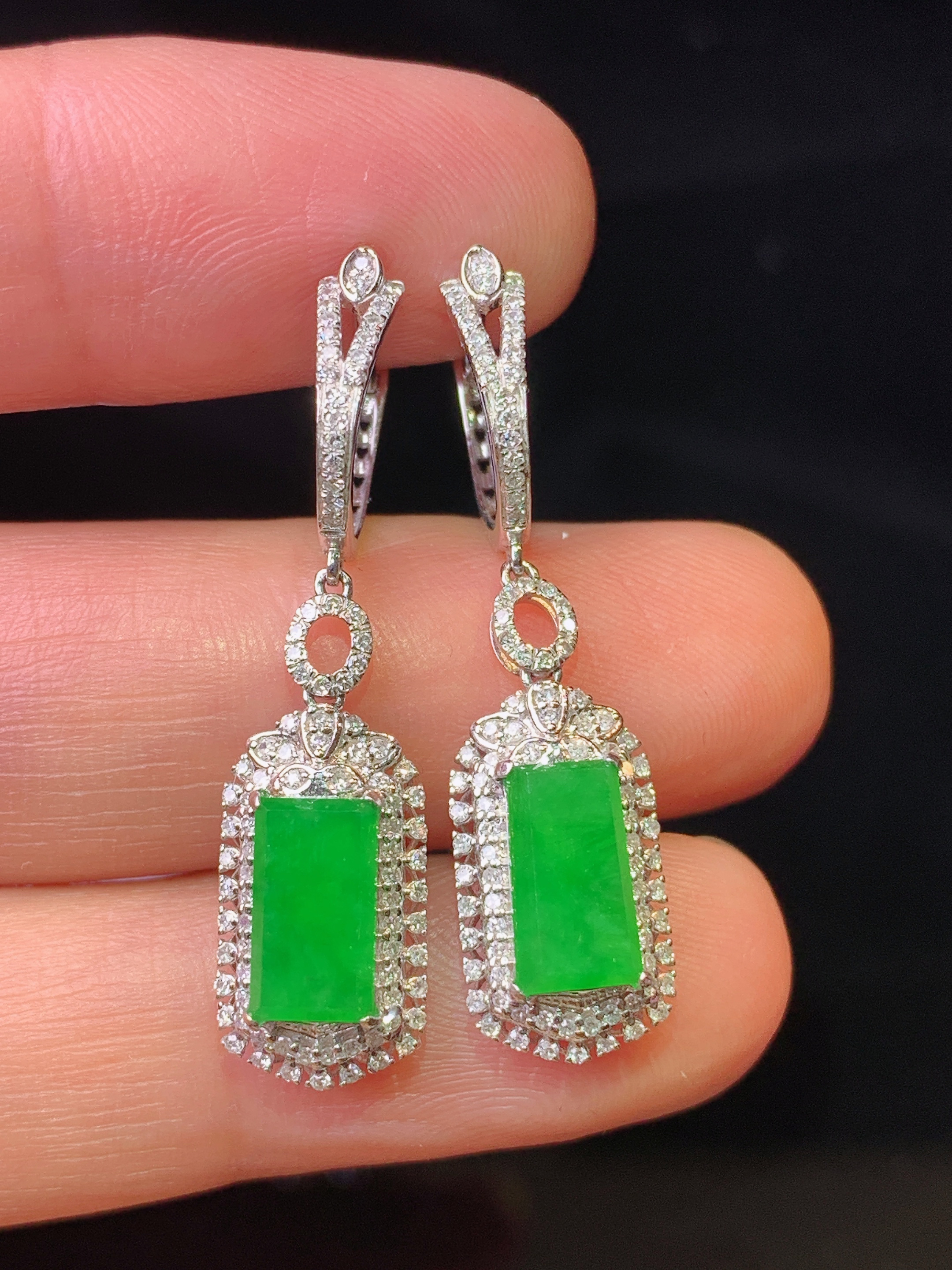 18k金钻镶嵌满绿无事牌耳坠 玉质细腻 色泽艳丽清新 整体尺寸31.6*8.3*6.3