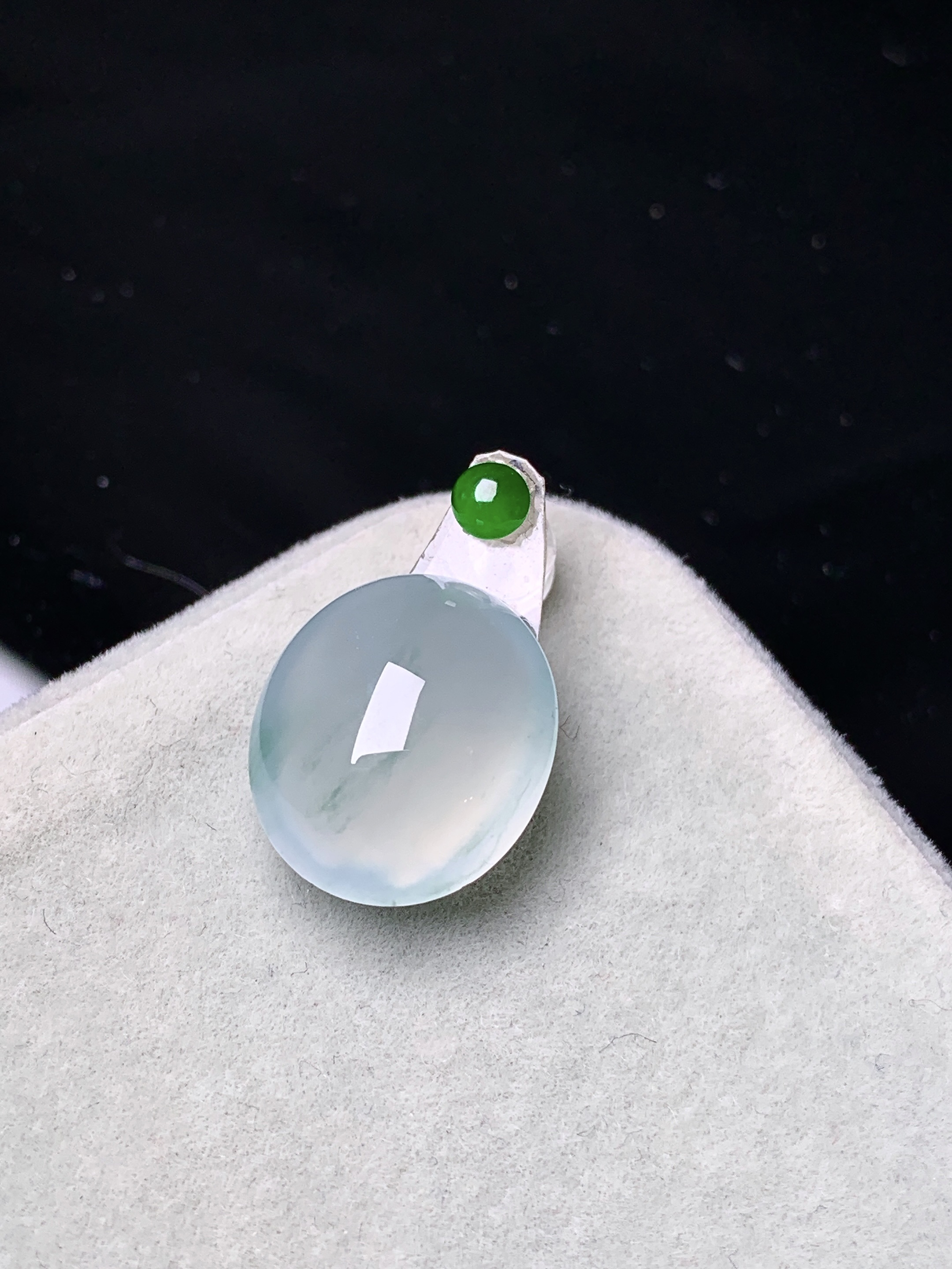 镶嵌款 冰种蛋面吊坠 玉质细腻 色泽艳丽清新 整体尺寸14.5*12.5*7