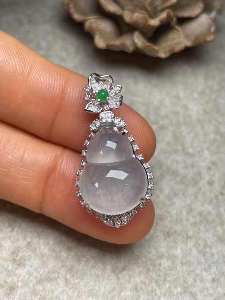 冰种葫芦吊坠、真金真钻镶嵌，种水好，玉质细腻 .裸石尺寸 17.5*12.7.