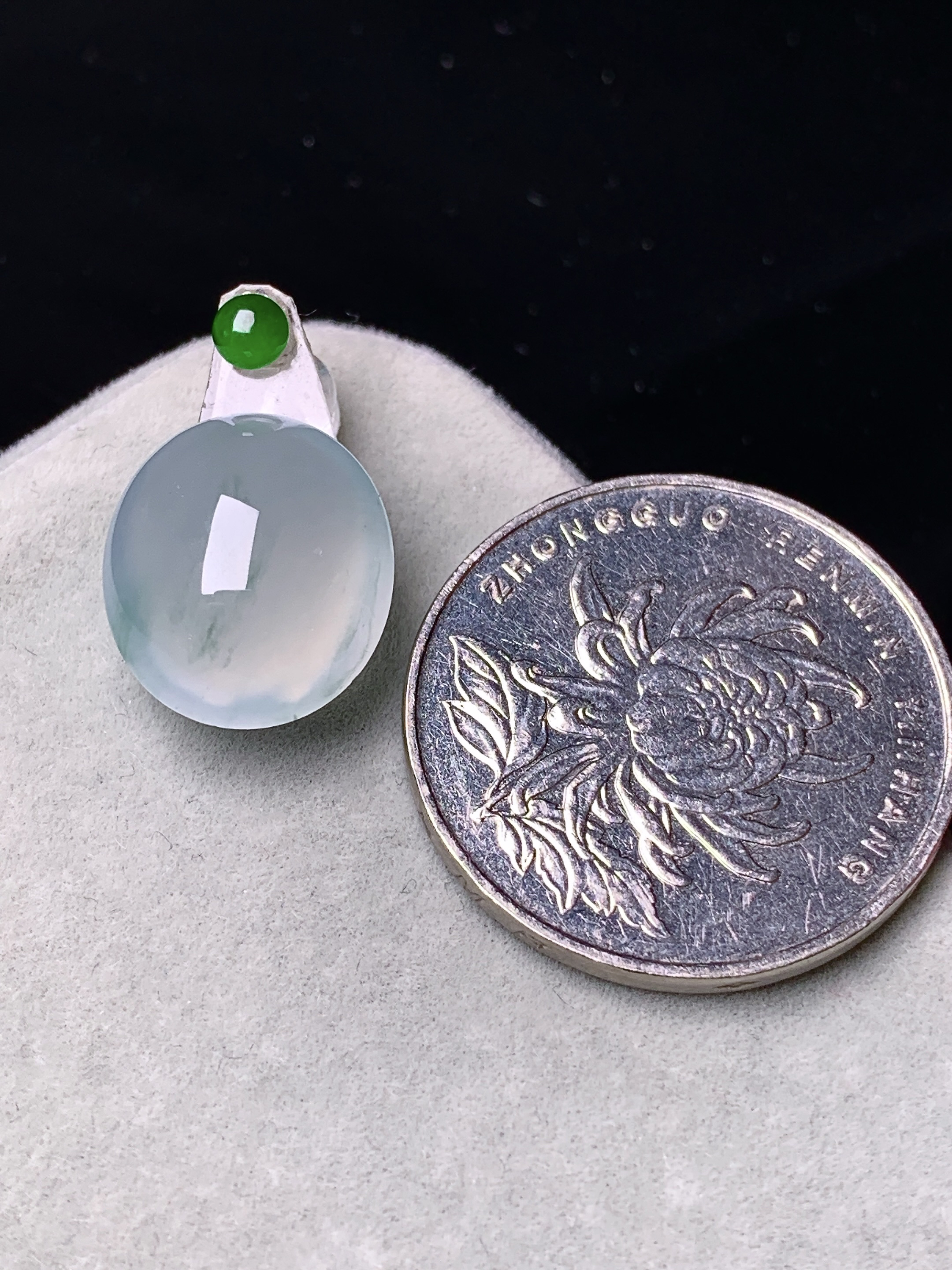 镶嵌款 冰种蛋面吊坠 玉质细腻 色泽艳丽清新 整体尺寸14.5*12.5*7