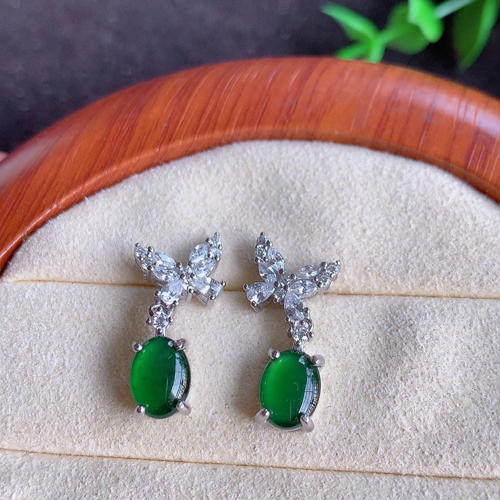 冰透满绿翡翠925银镶嵌耳钉，自然光实拍，翠色灵动，颜色漂亮，种老水足，品相佳，佩戴佳品！W815.