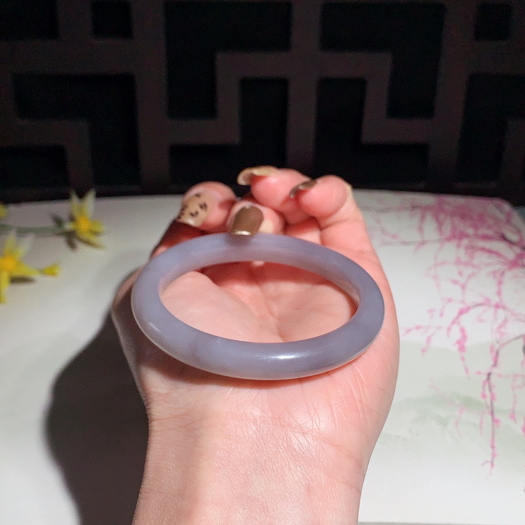 和田玉51.5圈口紫罗兰色手镯！玉质细腻油润 底色纯净 无裂无杂 脂粉好，品质高。