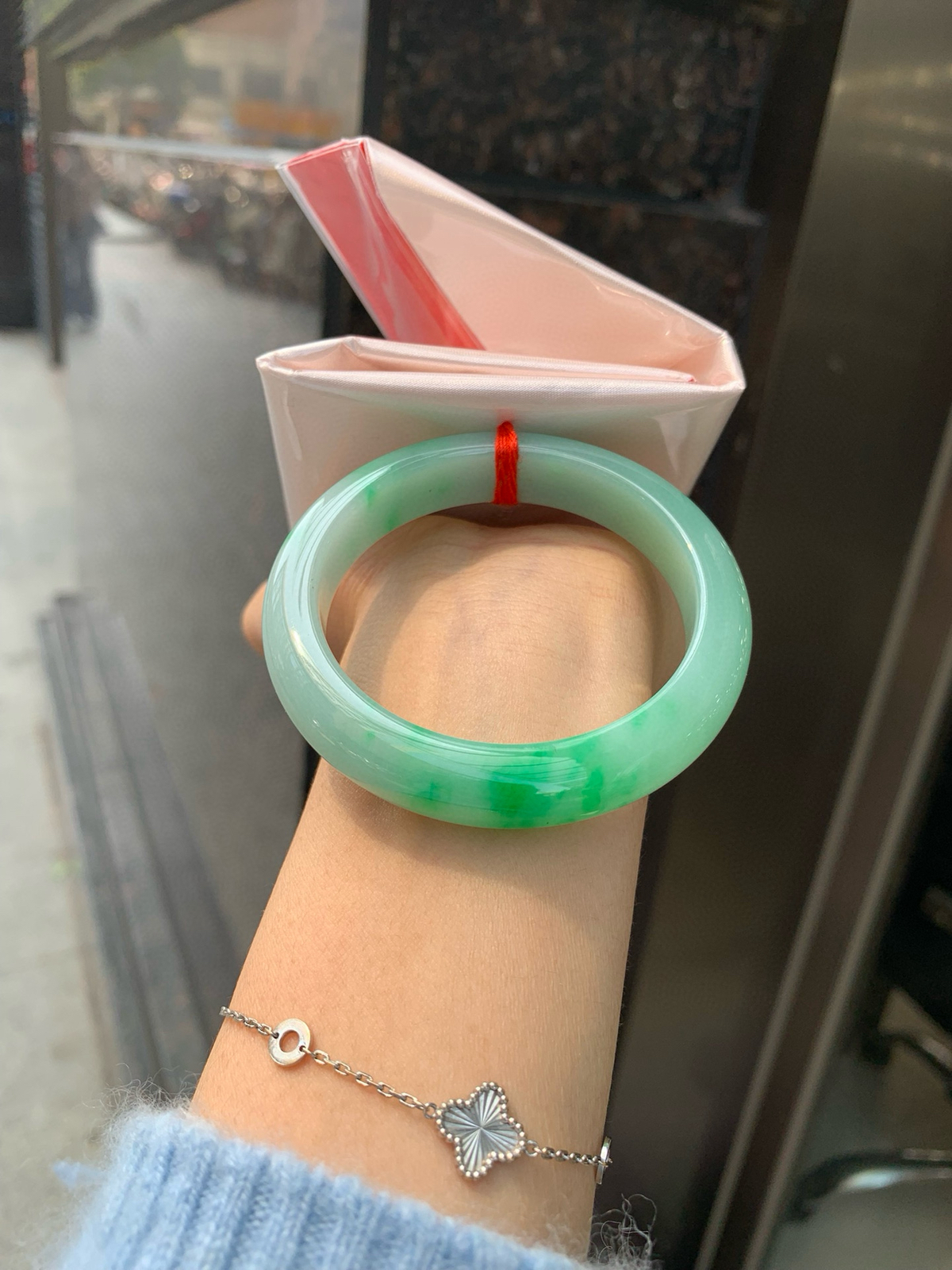 白底青阳绿正圈
53-8.3-11.3
打灯细纹，底妆水润，干净细腻，简约却充满灵气，几抹阳绿花色点缀，清新如芽，宛若自然的画卷凝结于腕间，静中带动，韵味悠长