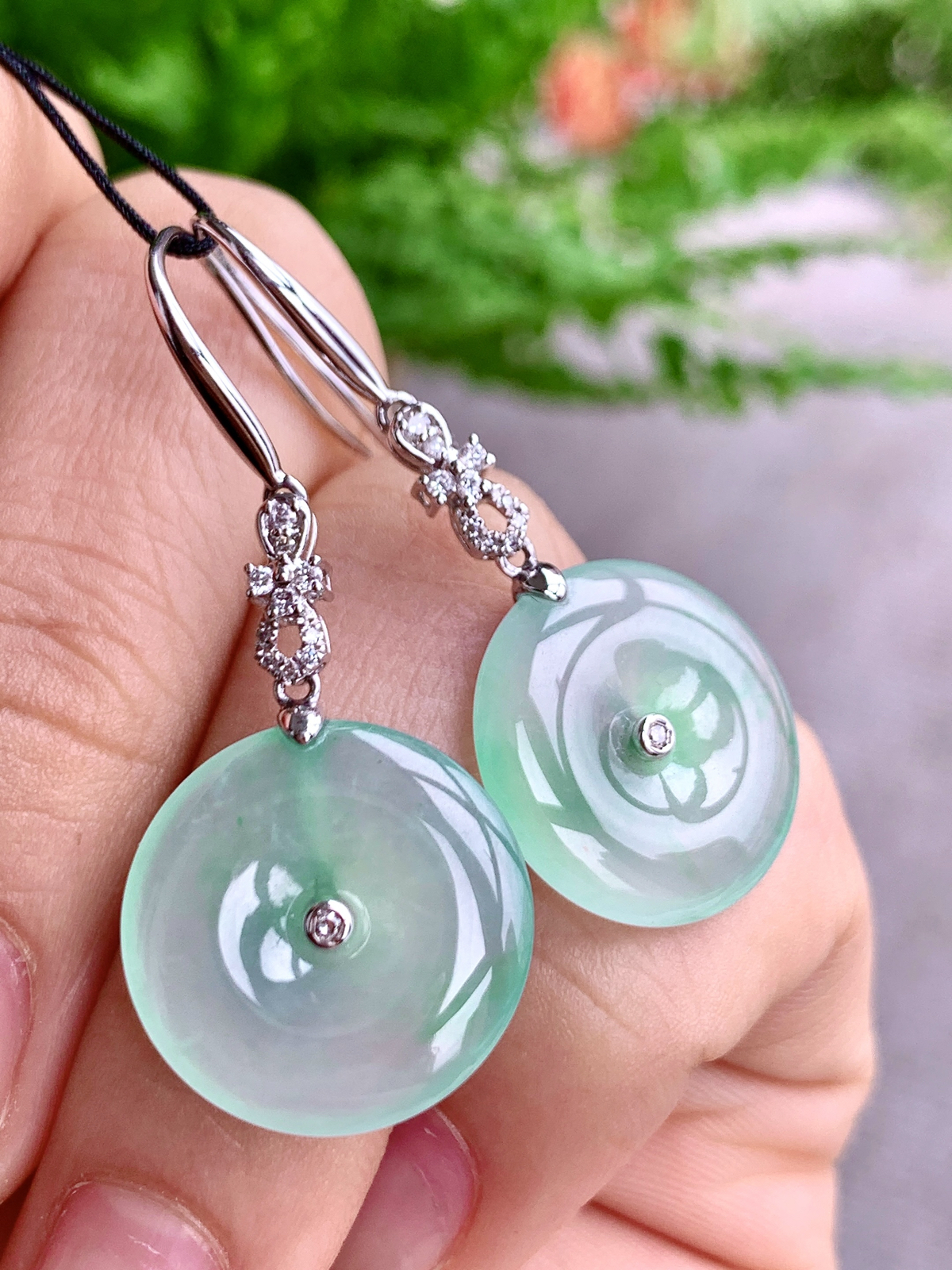 【镶嵌】️高冰飘绿花平安扣耳坠 
【说明】缅料  18k金镶嵌 性价比高  
【整体】37.7
【裸石】16.7-3.3
【重量】5.1克