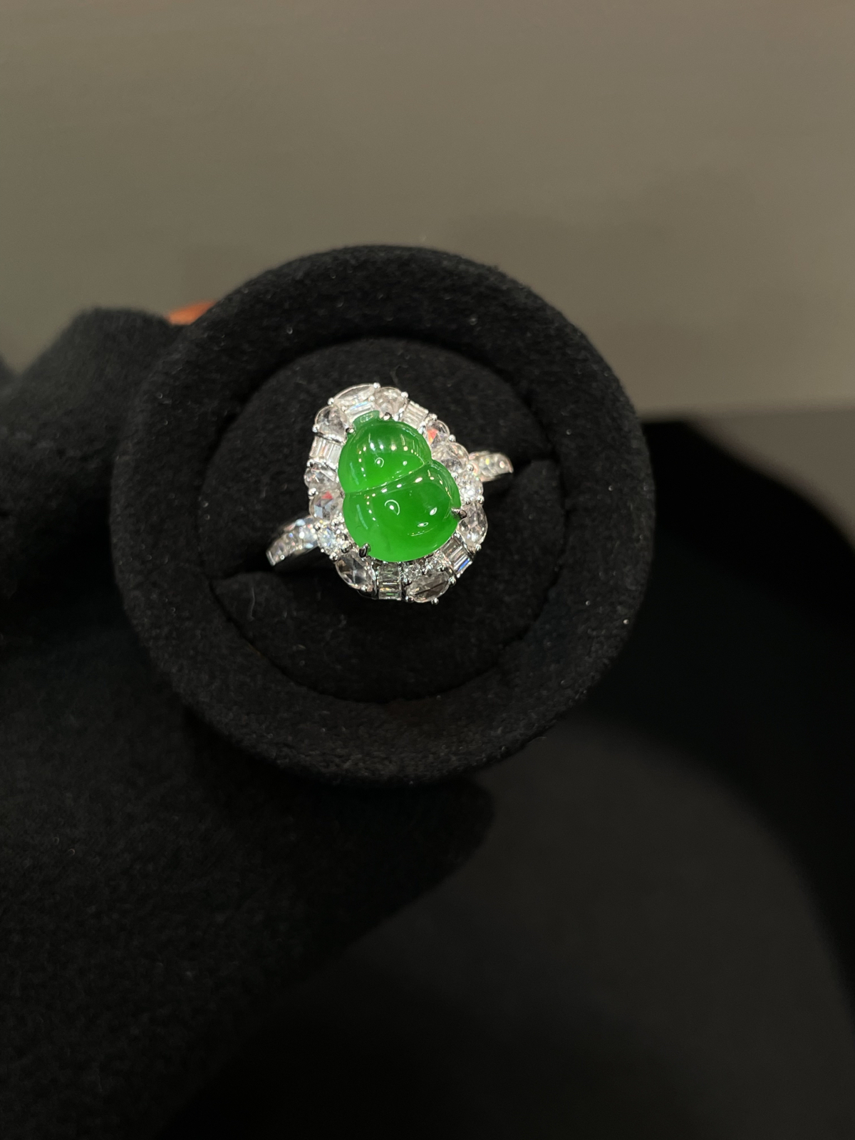 冰种 起光 阳绿 葫芦戒指

18k金配钻镶嵌