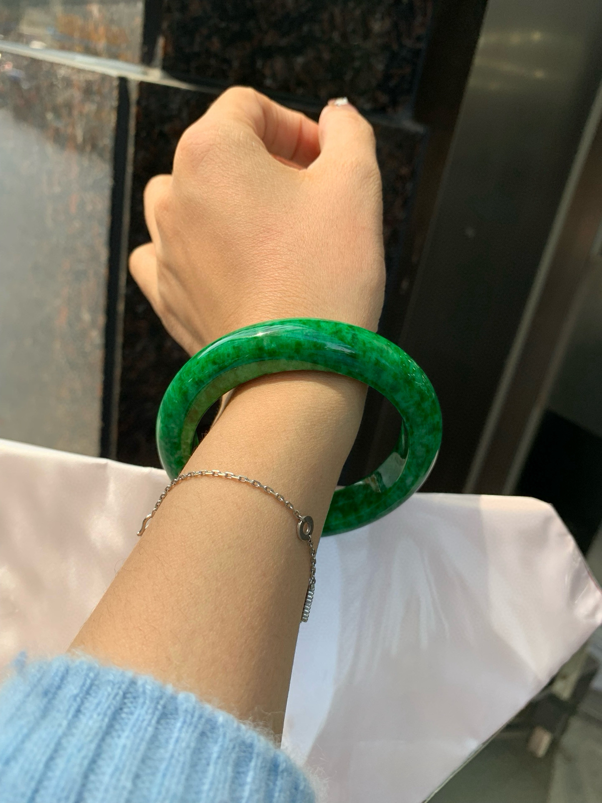 花青翡翠正圈
57.6-9.8-12.7
打灯表皮纹微扣，青黛染烟霞，腕间生碧波，像一汪碧水绕在腕间，深浅交织的翠色宛如水墨丹青，时而清透如春溪，时而浓郁似远山。