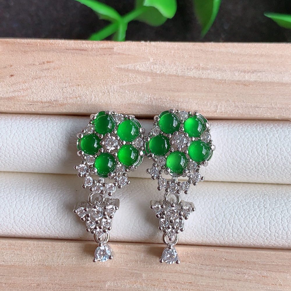 冰透满绿翡翠925银镶嵌耳钉，自然光实拍，翠色灵动，颜色漂亮，种老水足，品相佳，佩戴佳品！W815.