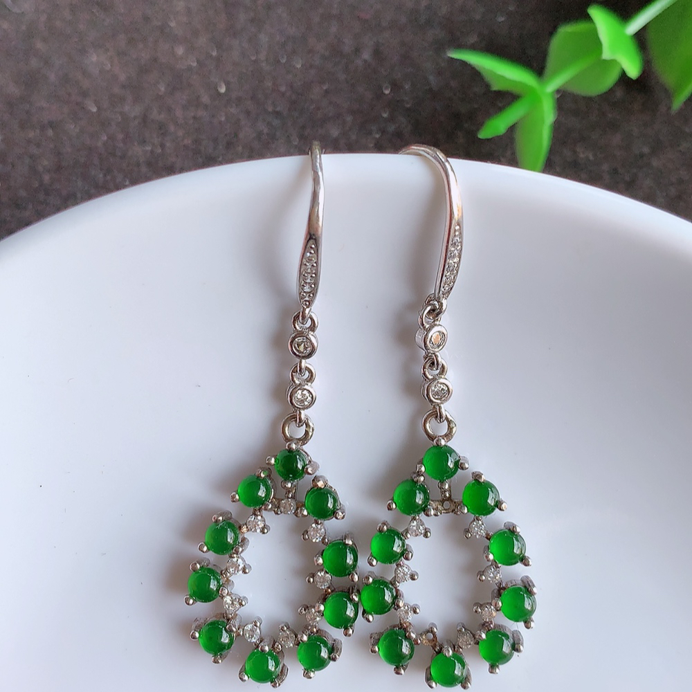 冰透满绿翡翠925银镶嵌耳钉，自然光实拍，翠色灵动，颜色漂亮，种老水足，品相佳，佩戴佳品！W815.5  取一整体尺寸：24-14.8-3.5mm  裸石尺寸：3mm