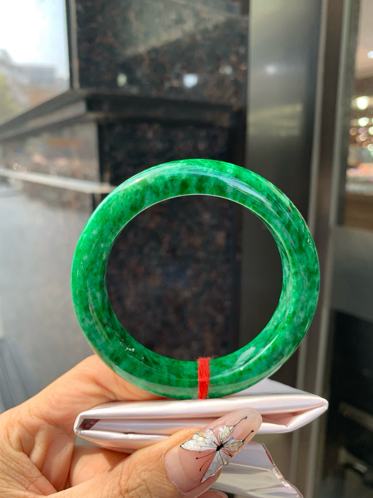 花青翡翠正圈
57.6-9.8-12.7
打灯表皮纹微扣，青黛染烟霞，腕间生碧波，像一汪碧水绕在腕间，深浅交织的翠色宛如水墨丹青，时而清透如春溪，时而浓郁似远山。