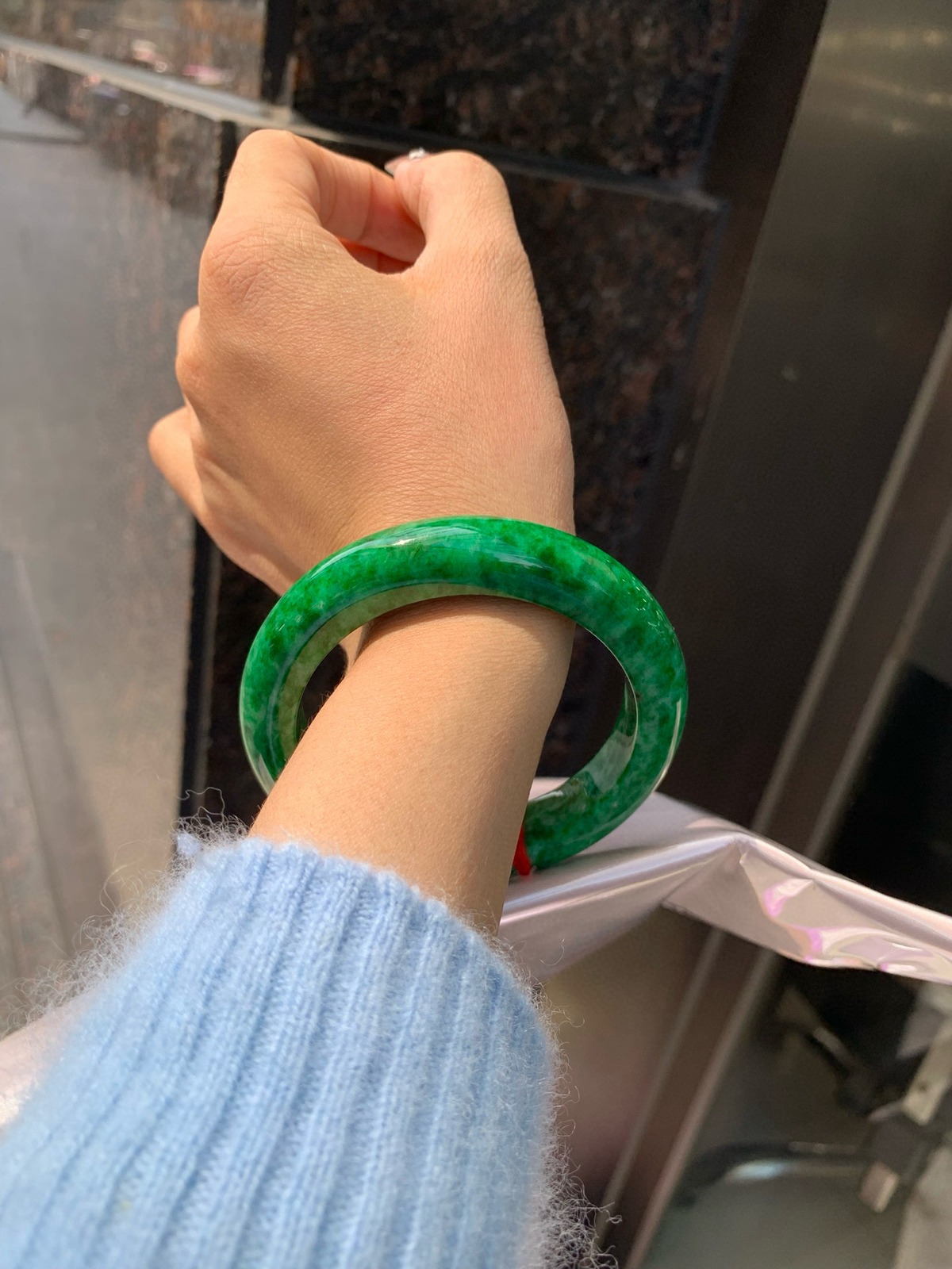 花青翡翠正圈
57.6-9.8-12.7
打灯表皮纹微扣，青黛染烟霞，腕间生碧波，像一汪碧水绕在腕间，深浅交织的翠色宛如水墨丹青，时而清透如春溪，时而浓郁似远山。