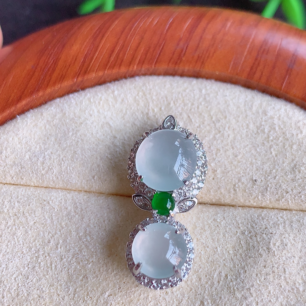 冰润蛋面翡翠吊坠，质地细腻，清秀高雅，饱满圆润  款式大方经典，颜色鲜艳，沁人心脾，高质量精品   W502.5  整体尺寸：23-10.8-8.5mm   裸石尺寸：8.5-7.8mm