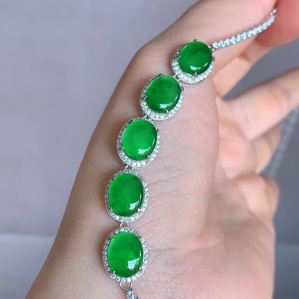 冰润翡翠满绿蛋面手链，水水润润，珠圆玉润，颜色鲜艳，妙明清净，清秀高雅，佩戴效果优雅迷人！性价比超值 W502.5  取一尺寸：12.5-10-6.2mm  裸石尺寸：10-7.8mm