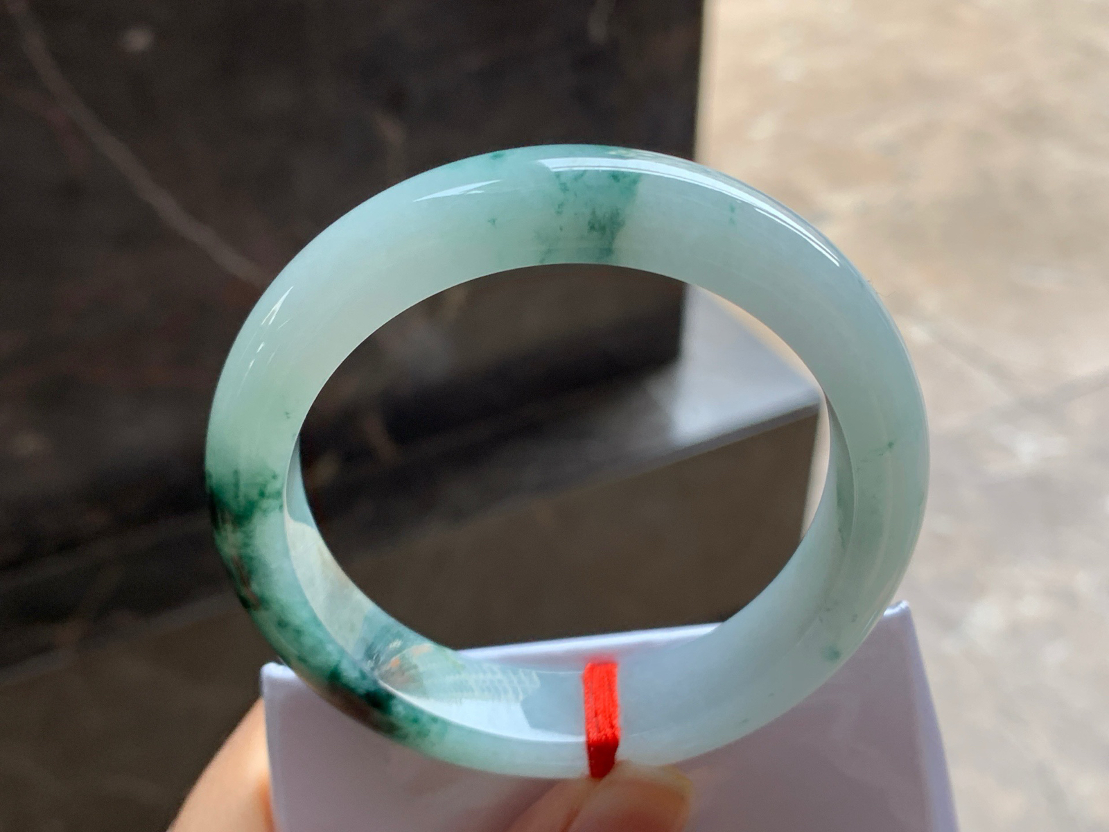 54-12.2-8.7

蓝花手镯^_^颜色鲜艳 玉质温润