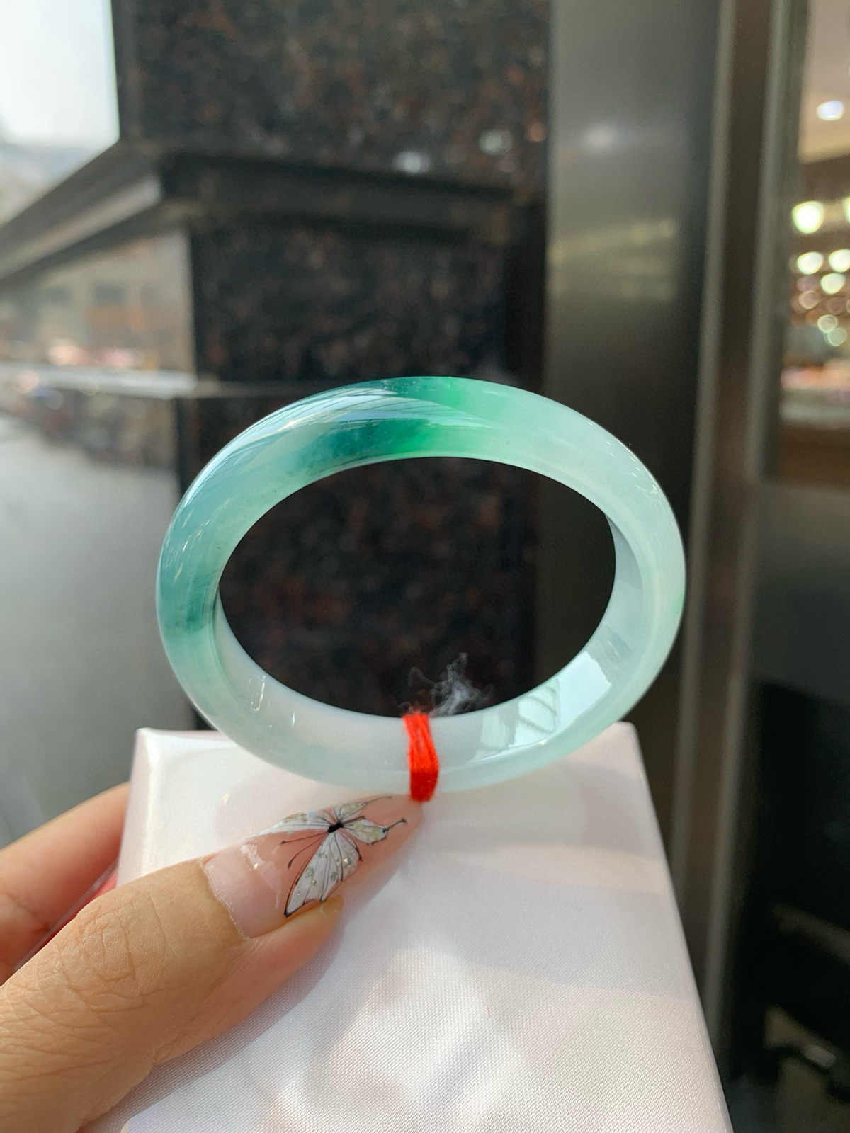 冰墨绿贵妃
54-45.8-7.2-11.8
打灯棉线，底妆冰透，细腻，烟雨入江南，丹青水墨，朦胧江南的意境镯，青花瓷般的冰飘蓝花水墨画，妙笔丹青笔墨如画，镯子青白分明如盈盈碧水莹润水灵山水画，飘逸灵动的画色倘徉在水光中泛起阵阵涟漪。