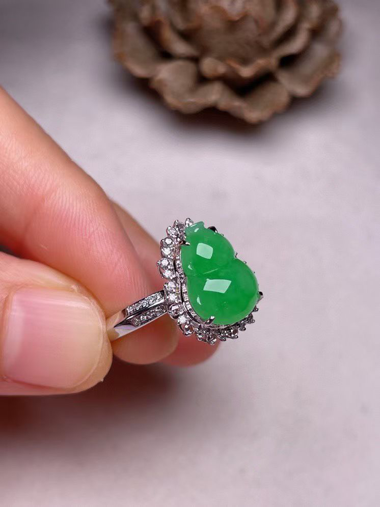 冰种阳绿葫芦戒指 、真金真钻镶嵌，种水好，玉质细腻 .裸石尺寸 11.5*8.5