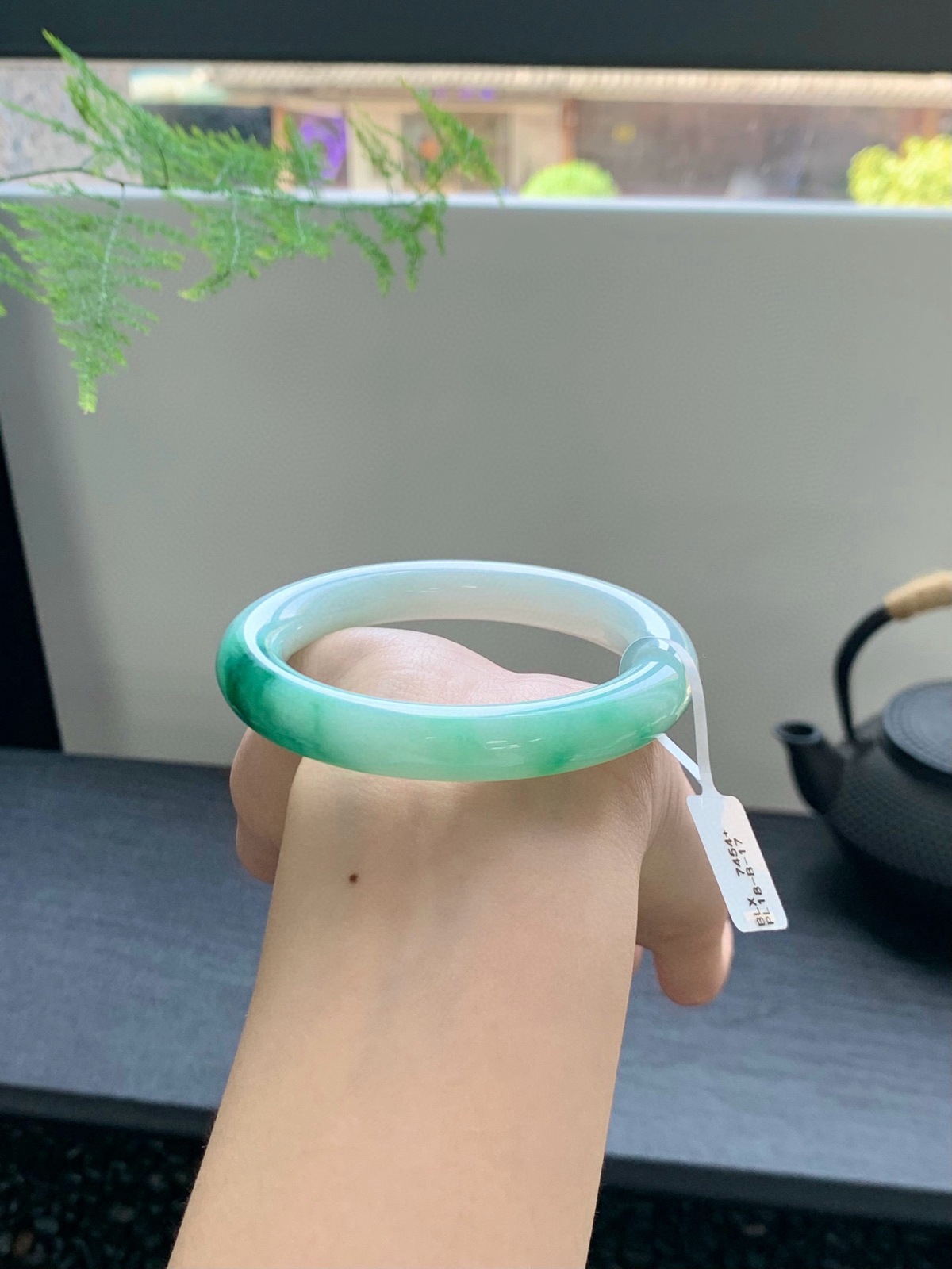 【白底青手镯】
这只白底青🧊每一次转动都能看到不同的绿韵低调中藏着经得起细品的美（微瑕）
【尺寸】54-10-10mm