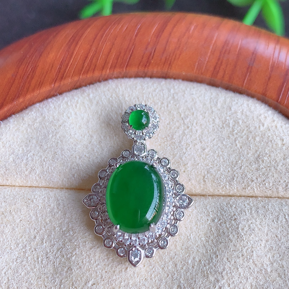 冰润飘绿蛋面翡翠吊坠，质地细腻，清秀高雅，饱满圆润  款式大方经典，颜色鲜艳，沁人心脾，高质量精品   W502.5 整体尺寸：23-15.8-8.2mm   裸石尺寸：10-7.8mm