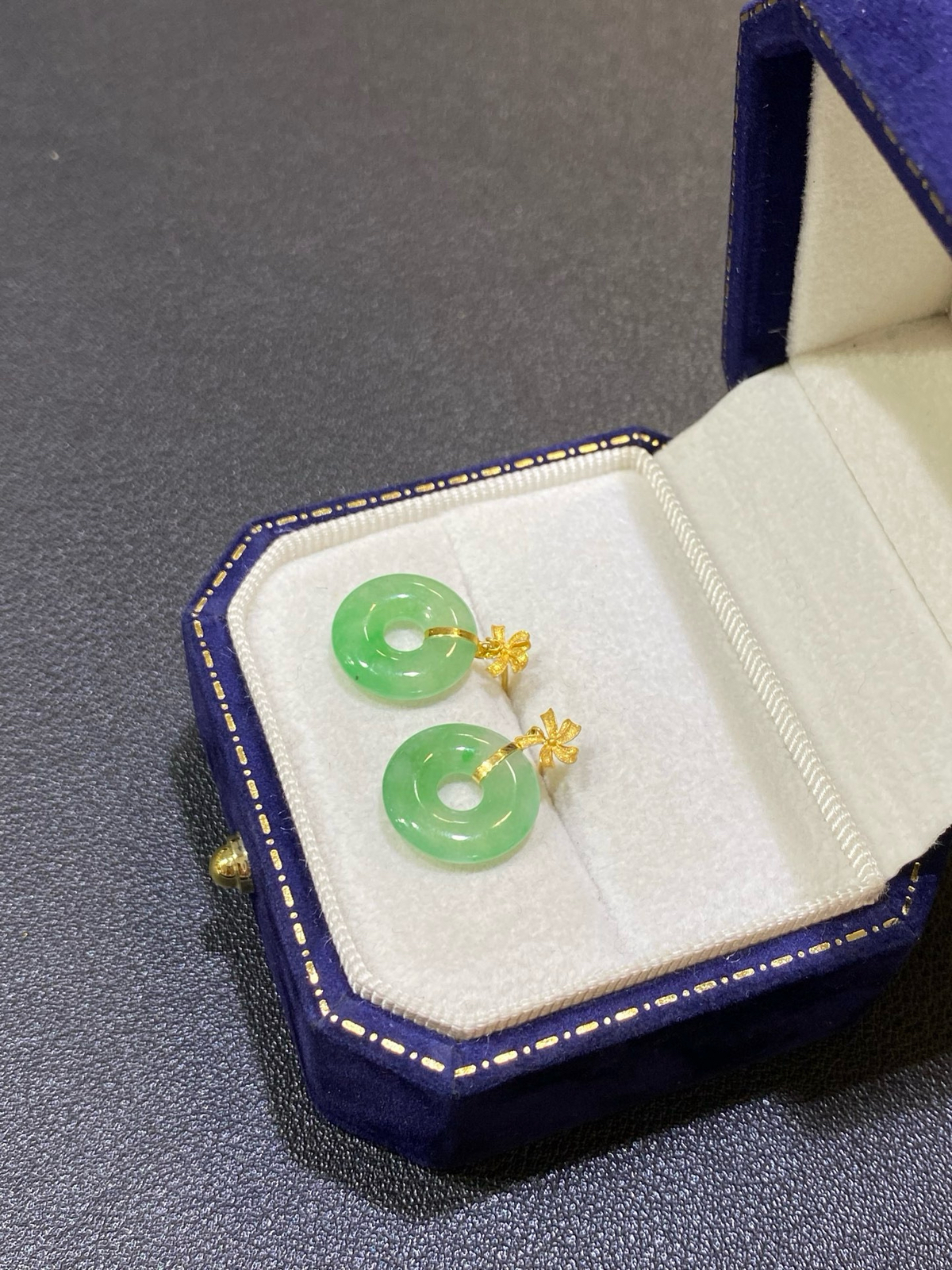 女神节特惠
18Ｋ果绿甜甜圈耳坠
裸石12.3/1.4