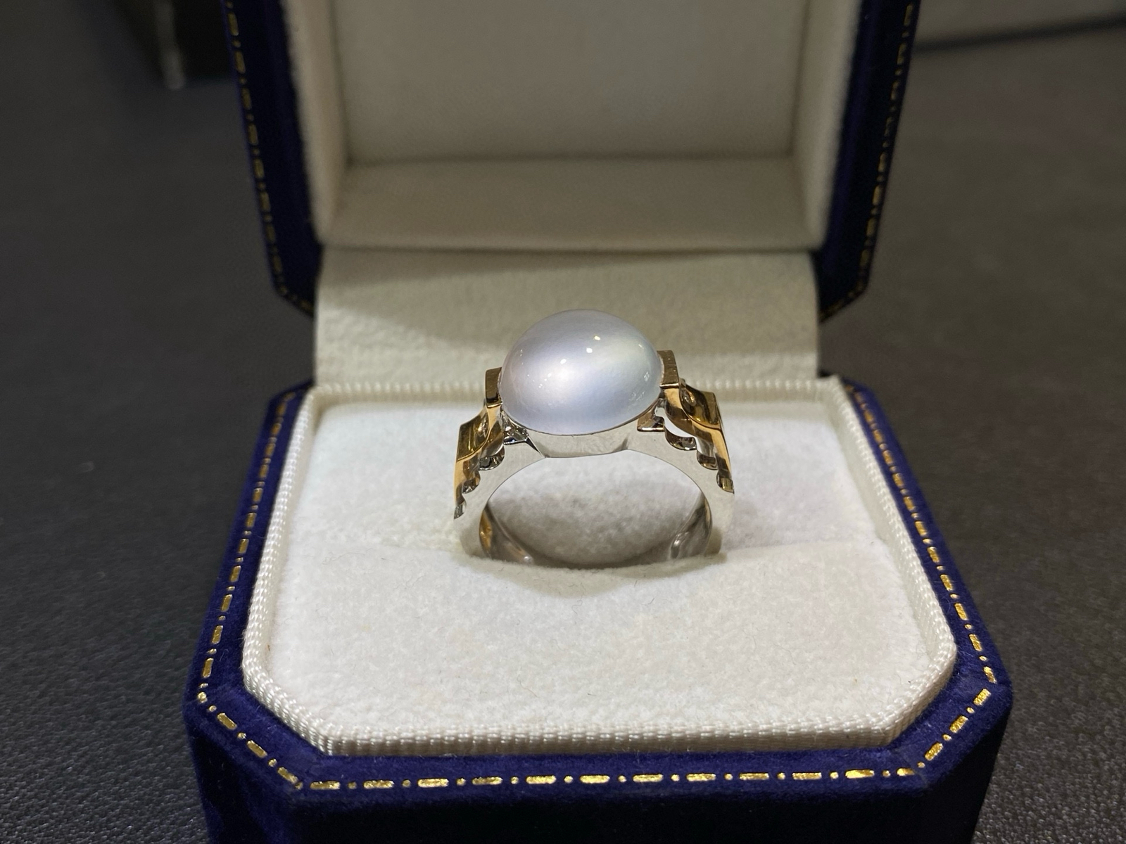 女神节特惠
18Ｋ玻璃种鸽子蛋蛋面戒指
裸石12/5.8