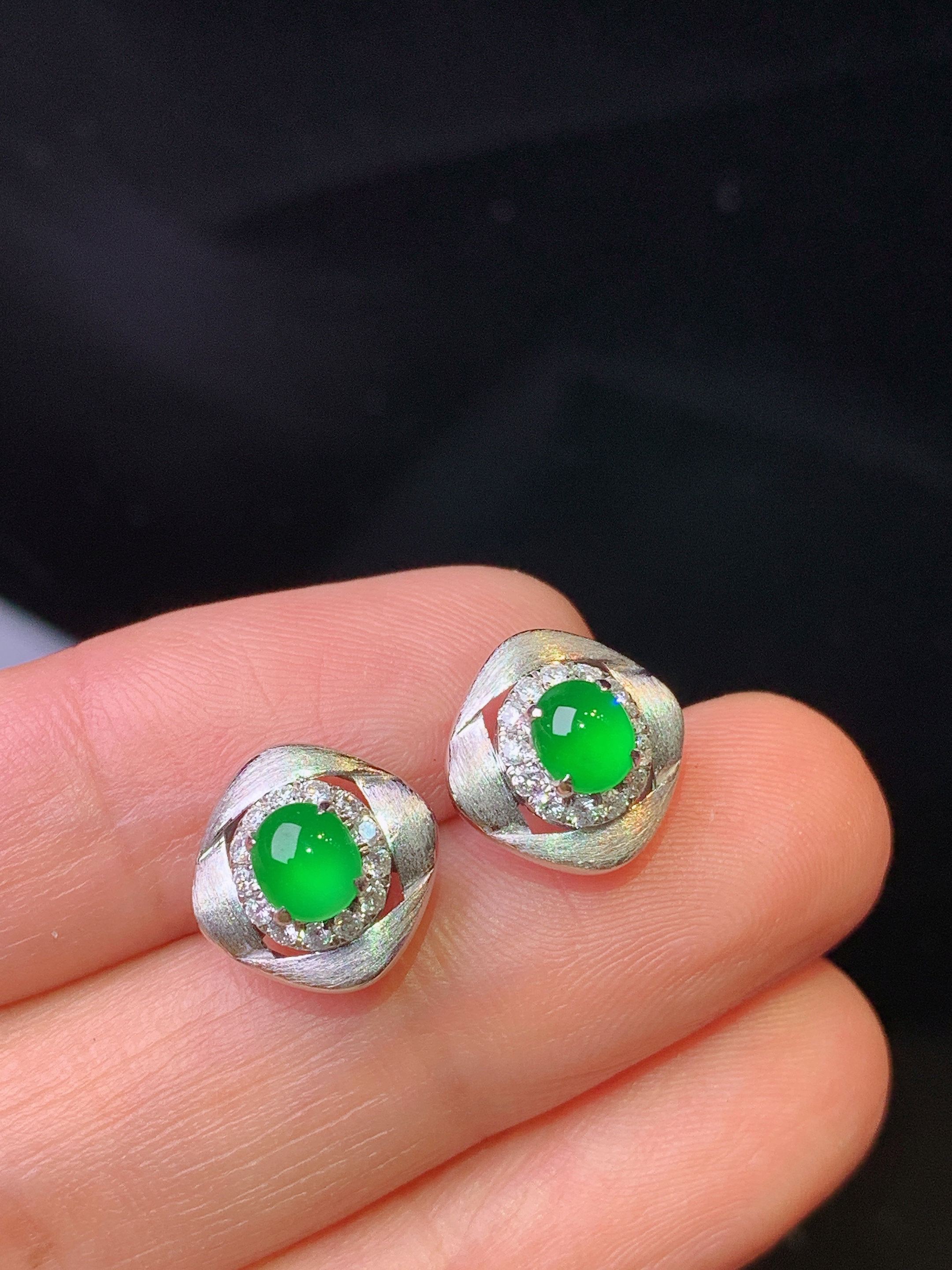 18k金钻镶嵌满绿蛋面耳钉 玉质细腻 色泽艳丽清新 整体尺寸11*6.3