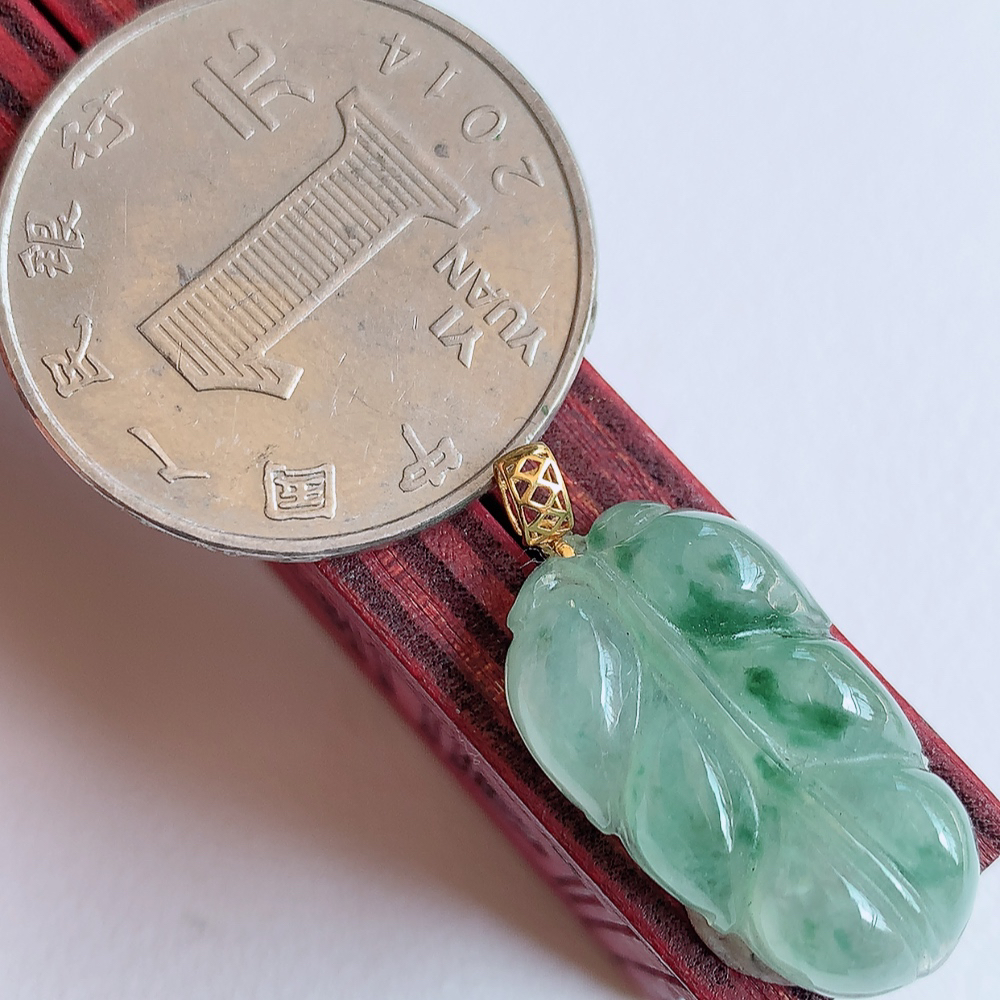 18k金扣冰润飘花金枝玉叶翡翠吊坠  老种起胶感  飘花灵动  寓意“金枝玉叶，大业有成，一夜成名”  饱满大气，水润通透。W142.5 尺寸：22-12.8-5.3mm