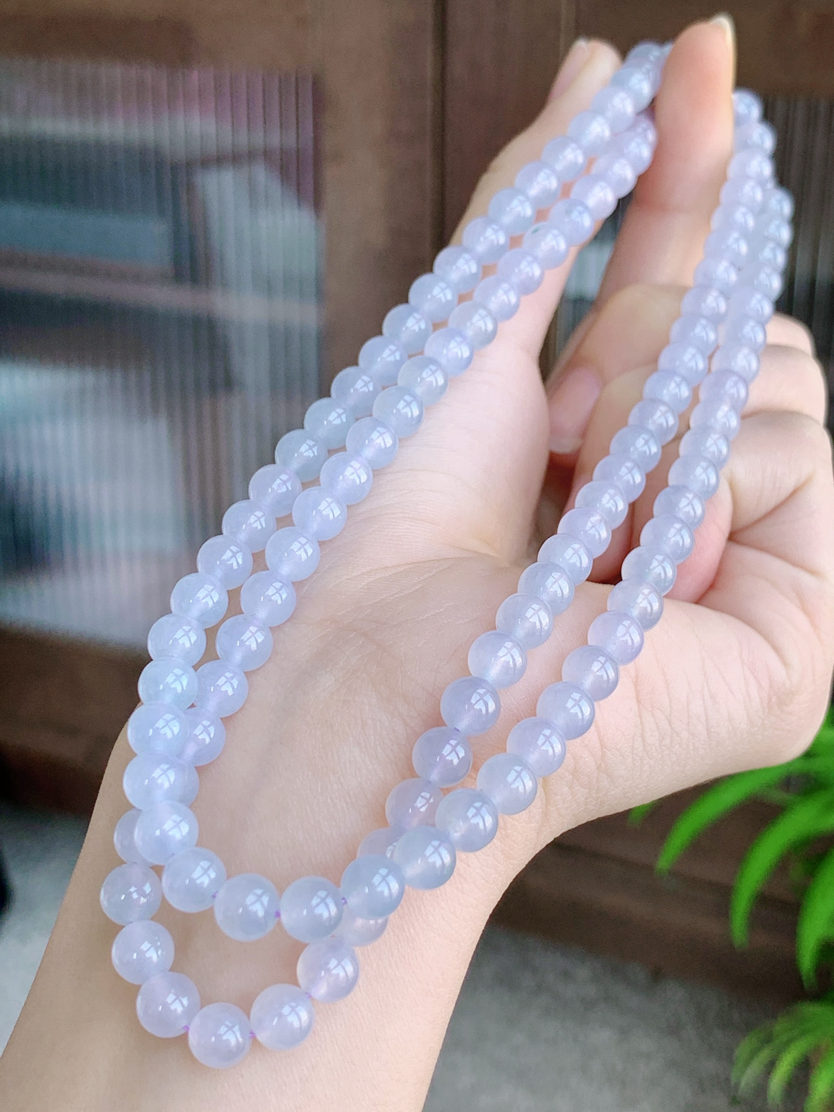 【珠子】高冰紫罗兰珠链圆珠子珠链
【说明】缅料 性价比高  
【尺寸】6mm，32cm
【重量】42.3克
  . 冰凝紫雾凝珠串，玉载清辉绕腕间
  . 淡紫柔光似雾似烟，圆润珠串如冰清露，每一颗都透着通透温润的质感，寓意圆满顺遂、紫气东来，将温婉雅致的东方气韵凝于腕间，自带清灵脱俗的氛围感