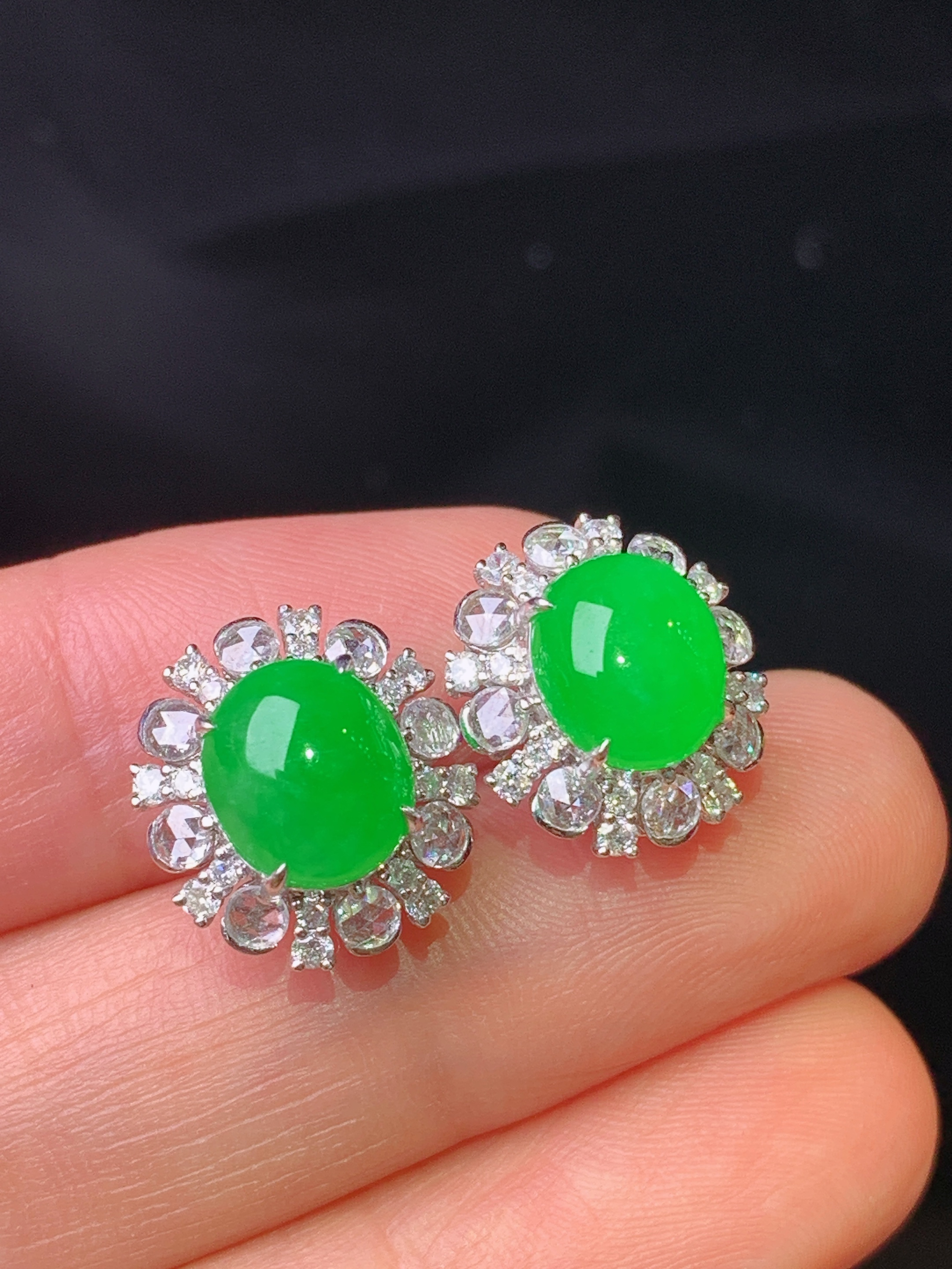 18k金钻镶嵌满绿蛋面耳钉 玉质细腻 色泽艳丽清新 整体尺寸13.6*12.7*8.8