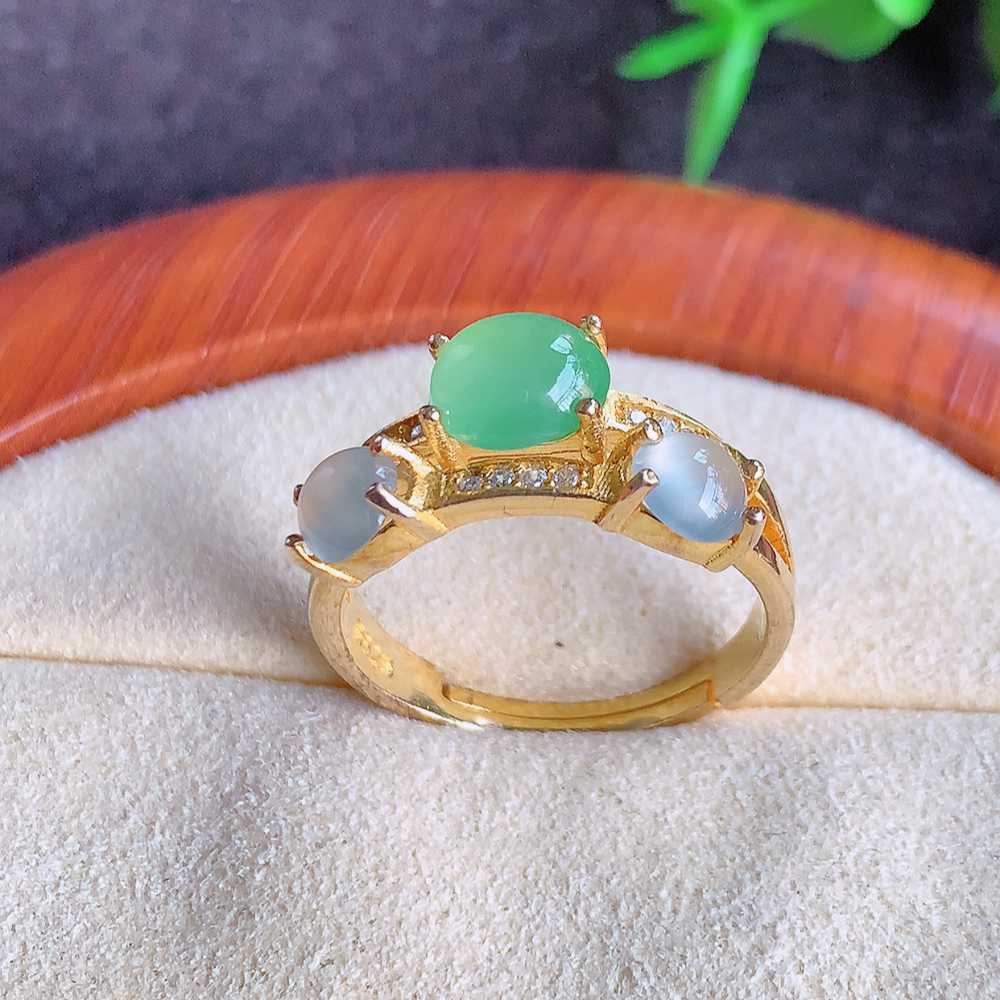 冰润精美环形翡翠戒指  玉质细腻  冰清玉润  飘花灵动  颜色漂亮  W815.5  内径尺寸：1