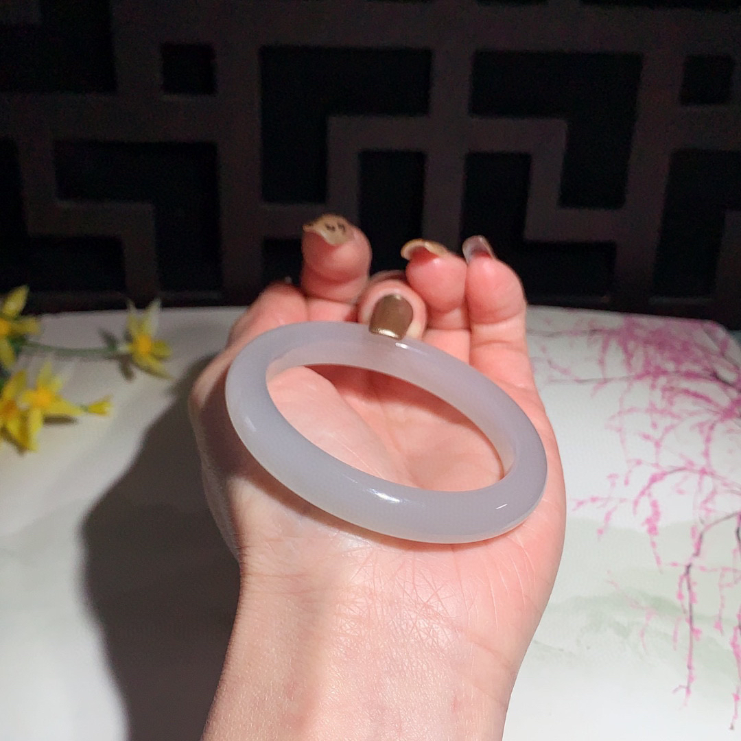 高冰，和田玉51.5圈口紫罗兰色手镯！玉质细腻油润 底色纯净 无裂无杂 脂粉好，品质高。