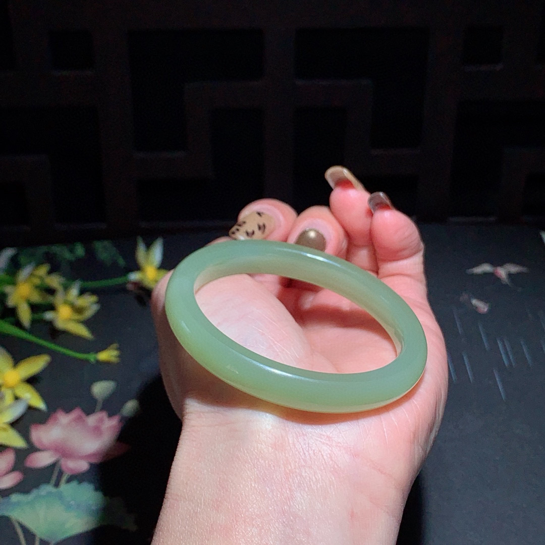 和田玉51.5圈清水色手镯！玉质细腻油润 底色纯净 无裂无杂 脂粉好，品质高。