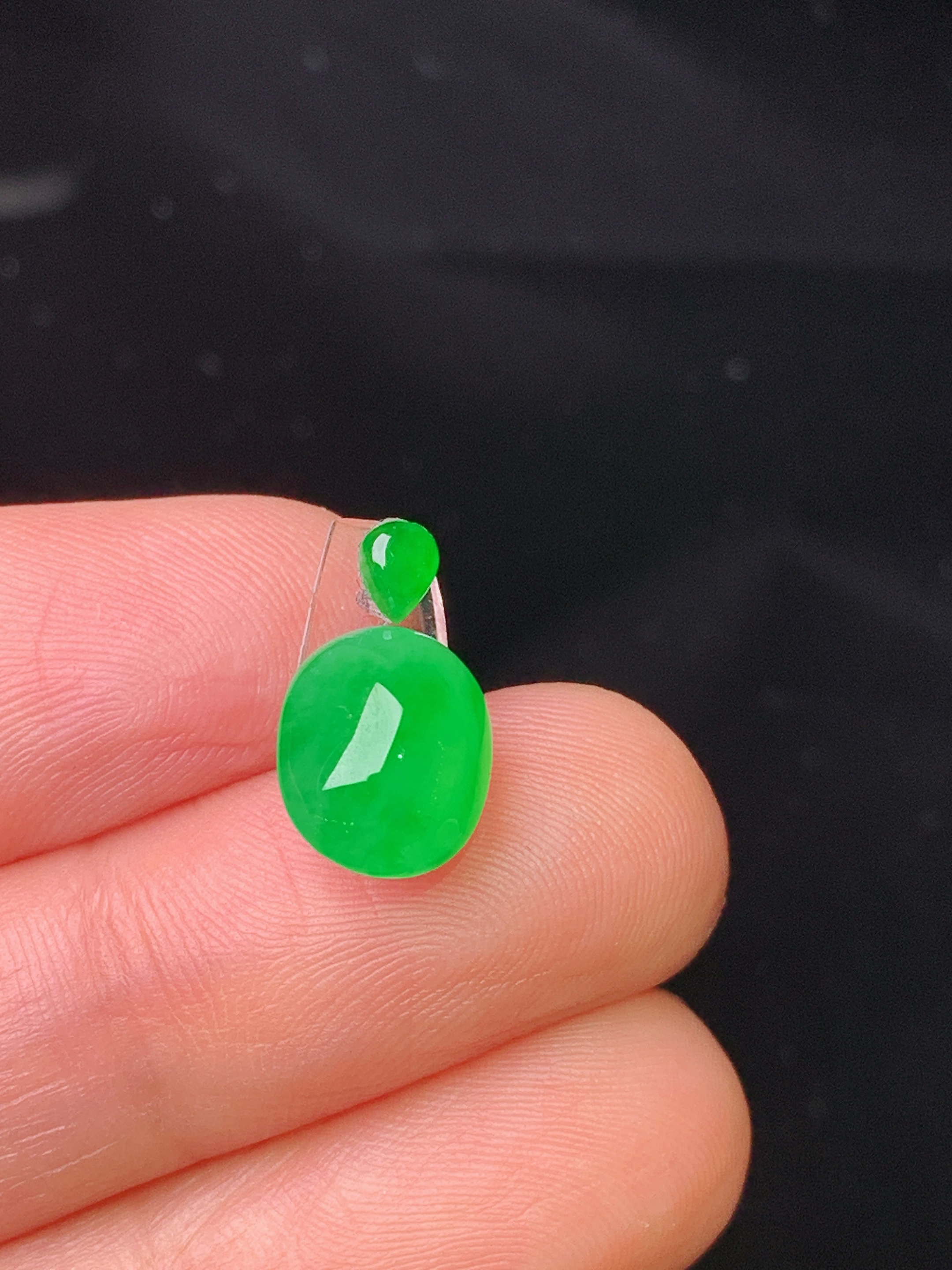 镶嵌款 满绿蛋面吊坠 玉质细腻 色泽艳丽清新 整体尺寸10*8*5.2