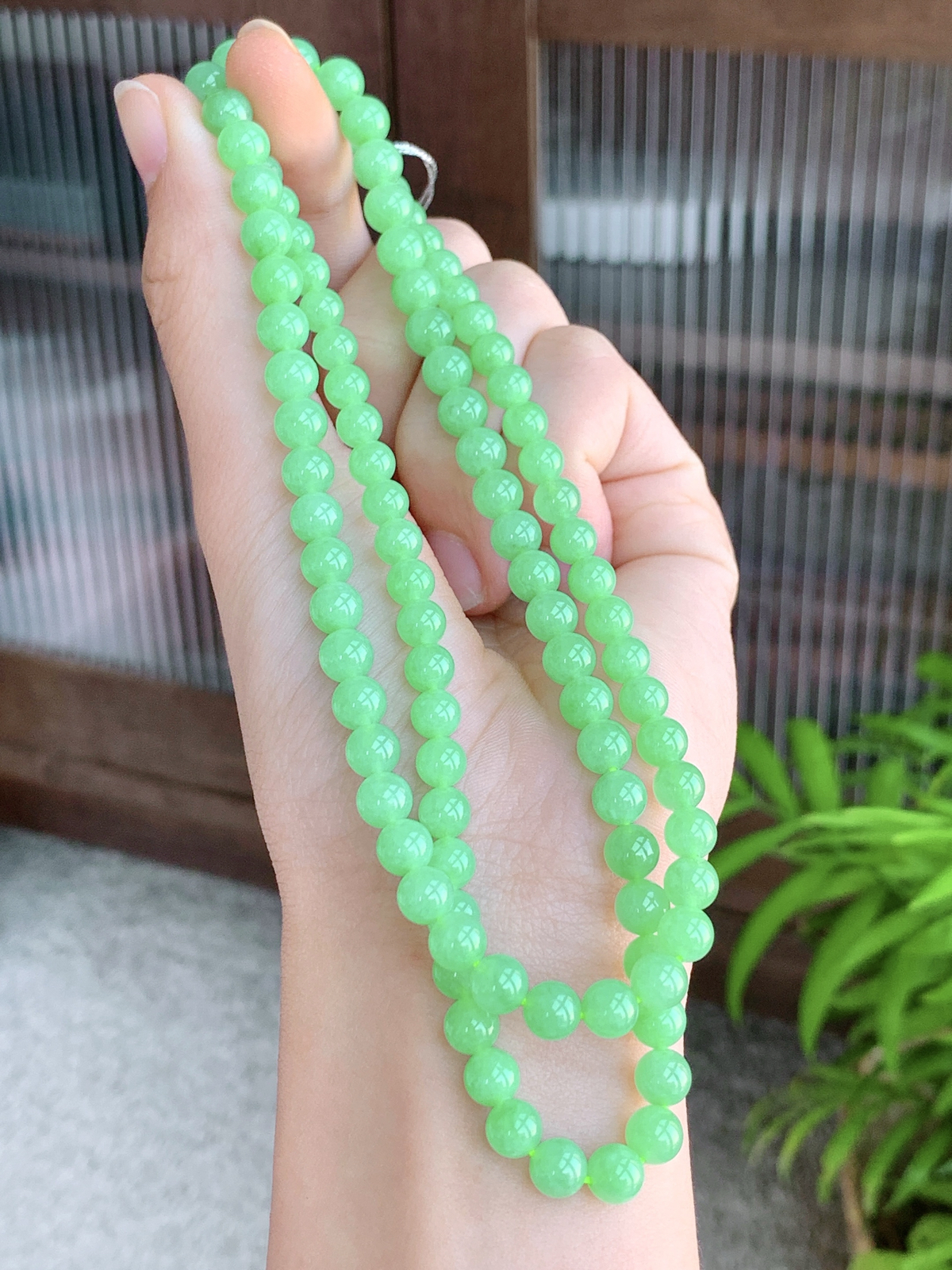 【珠子】冰甜绿珠链圆珠子珠链
【说明】缅料 性价比高  
【尺寸】5-6.2mm，30cm
【重量