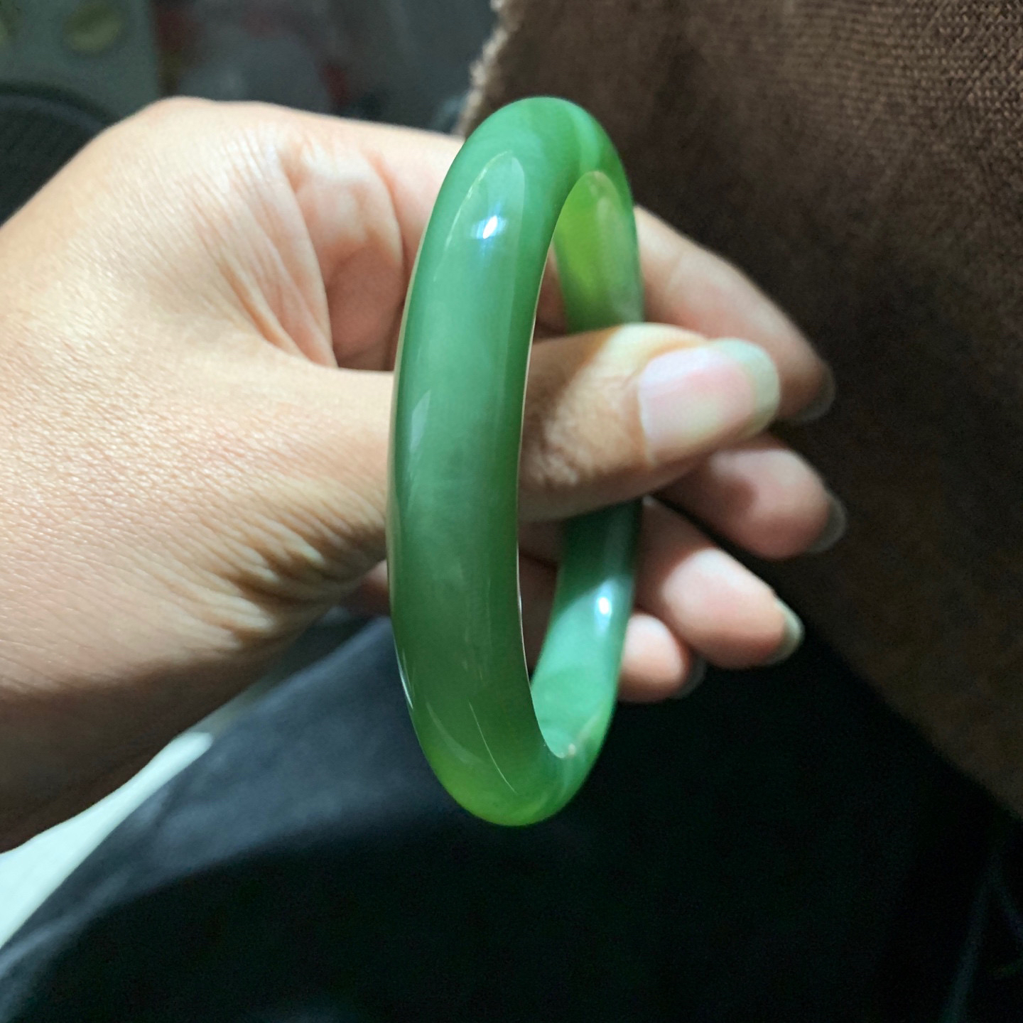 ￼和田玉58.8圈口冰底阳绿色猫眼手镯！精品，猫眼活灵活现，玉质细腻油润 底色纯净 无裂无杂 脂粉好