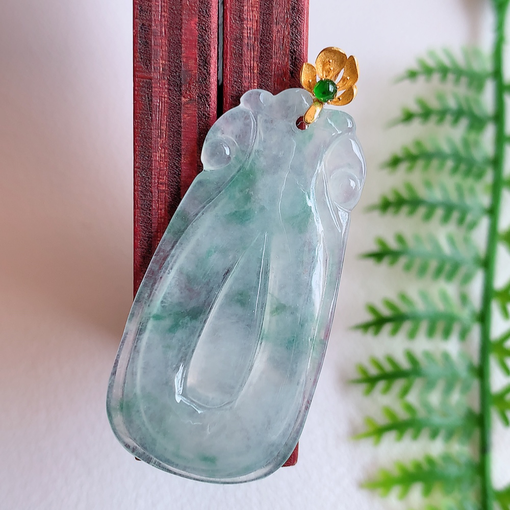18k金扣冰润福贝翡翠吊坠，寓意“辈辈有福，财源广进”水足莹润。通体清新通透，佩戴效果优雅迷人，W142.5  尺寸：34-17-2.8mm