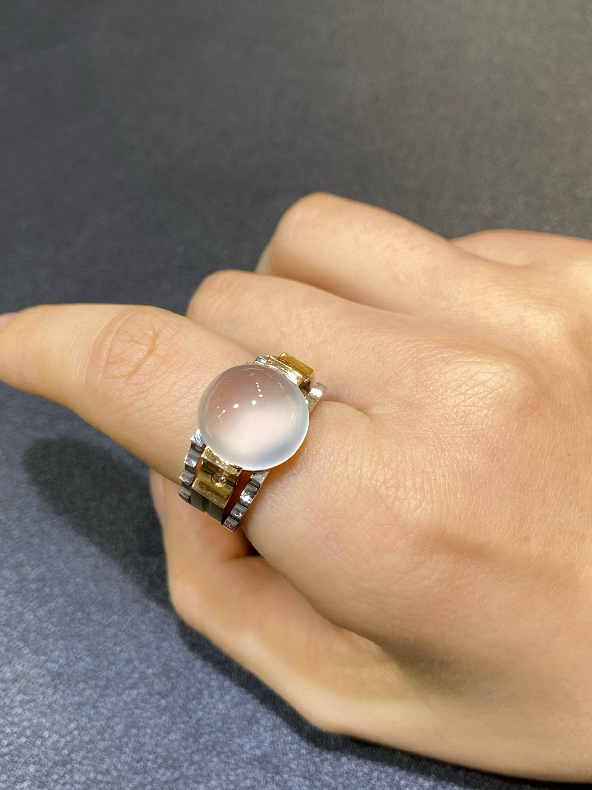 女神节特惠
18Ｋ玻璃种鸽子蛋蛋面戒指
裸石12/5.8